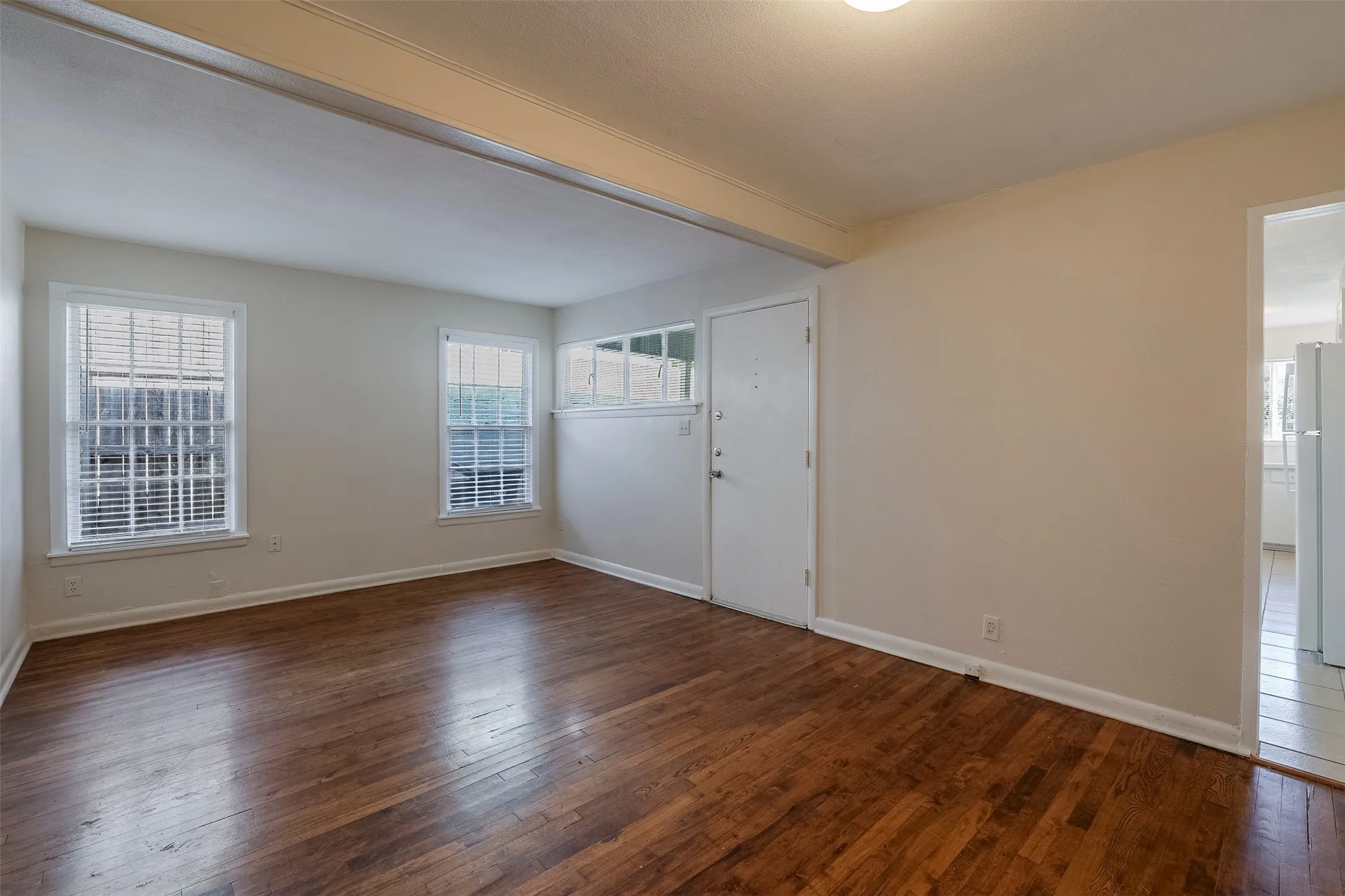 Duplex For Rent in Tarrant County , 3933 Dexter Avenue, Fort Worth, Texas 76107, 2 Bedroom, 1 Bathroom, Garage spaces, 880 Sqft, built in 1951, mls#21355264, Real Estate Agent in Fort Worth, Homes For Rent in Tarrant county, Homes For Rent in Fort Worth, Realtor in Fort Worth Texas, Real Estate Brokerage Independent Realty Texas, Luminita Cordes Realtor