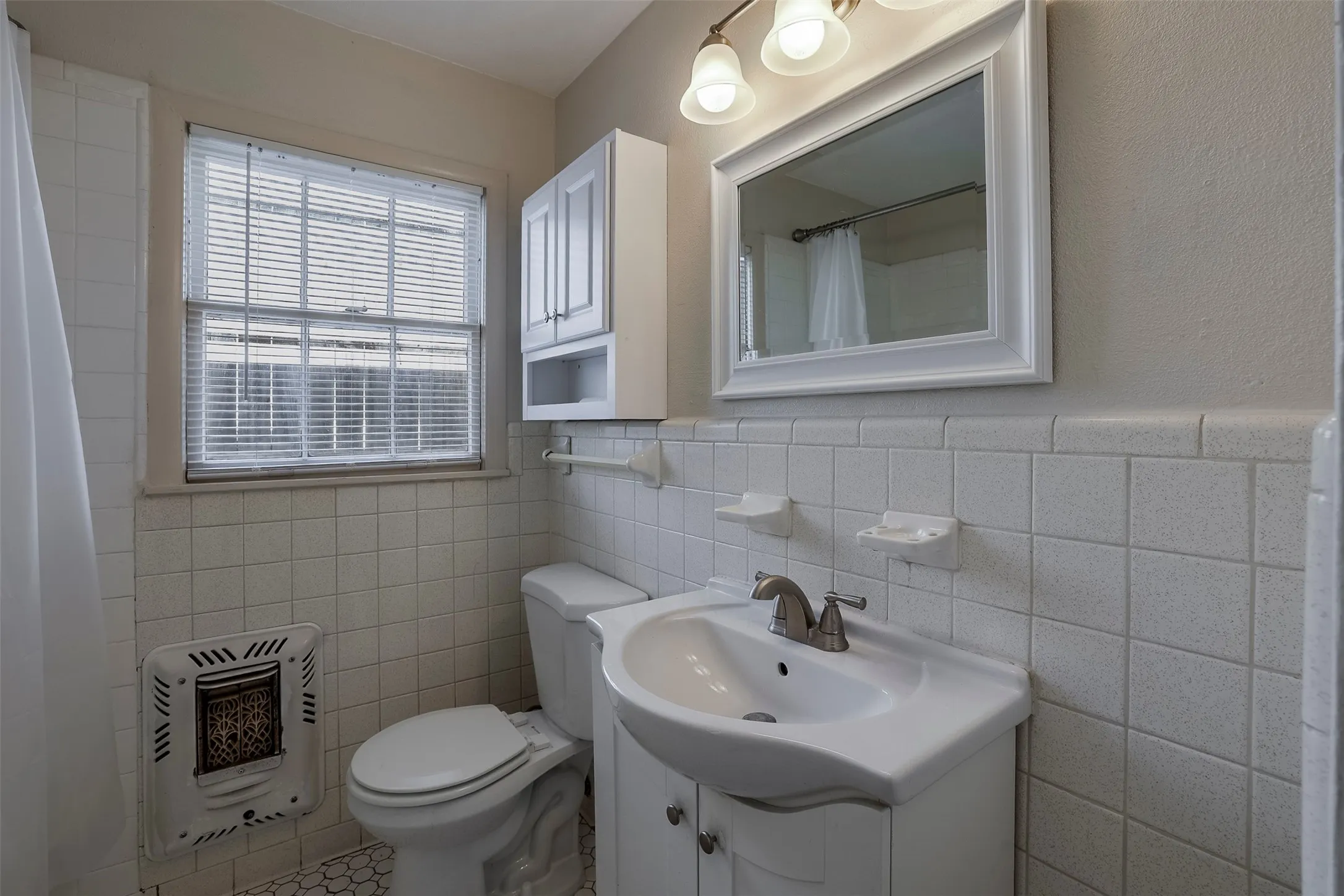 Duplex For Rent in Tarrant County , 3933 Dexter Avenue, Fort Worth, Texas 76107, 2 Bedroom, 1 Bathroom, Garage spaces, 880 Sqft, built in 1951, mls#21355264, Real Estate Agent in Fort Worth, Homes For Rent in Tarrant county, Homes For Rent in Fort Worth, Realtor in Fort Worth Texas, Real Estate Brokerage Independent Realty Texas, Luminita Cordes Realtor
