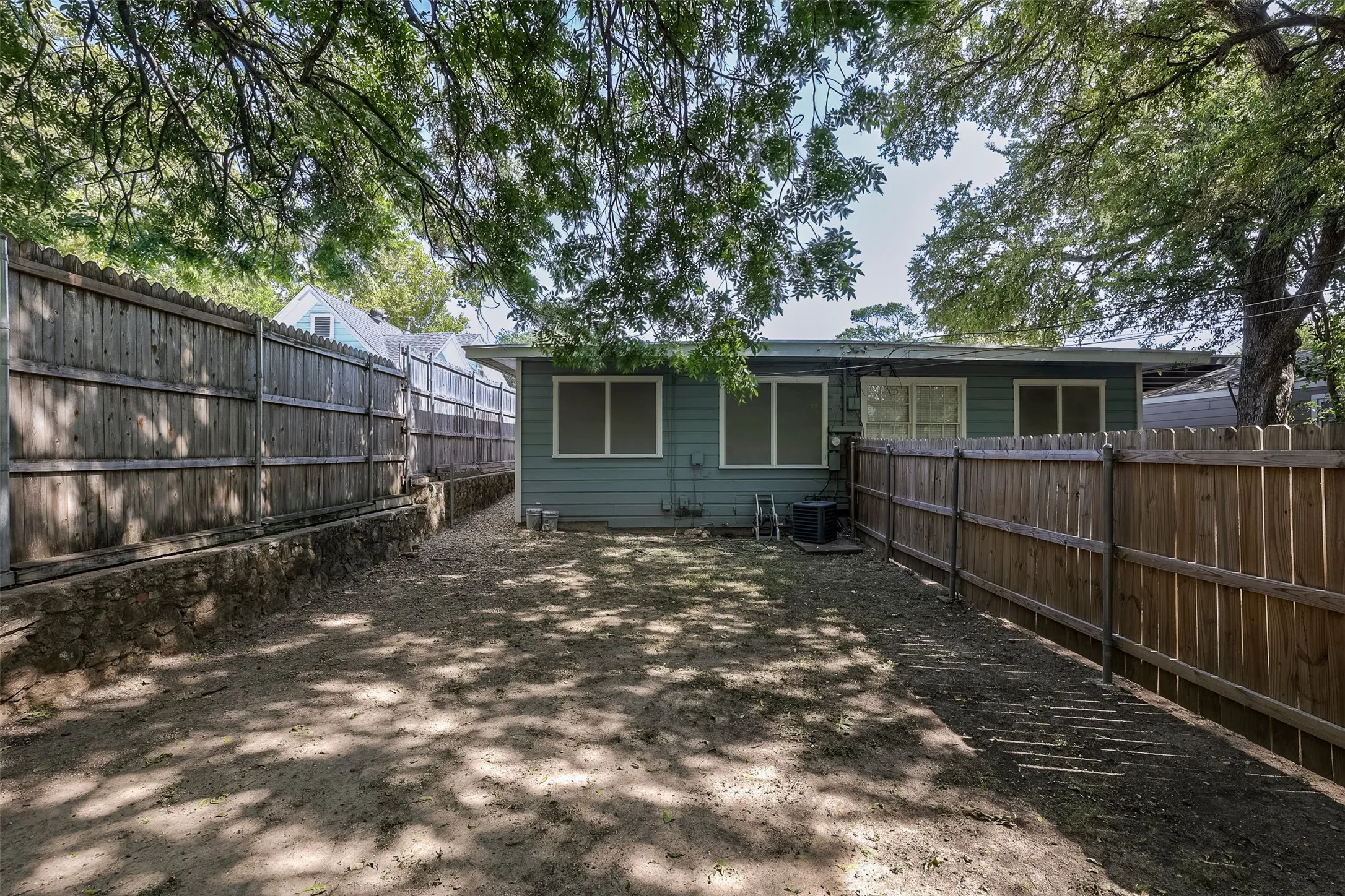 Duplex For Rent in Tarrant County , 3933 Dexter Avenue, Fort Worth, Texas 76107, 2 Bedroom, 1 Bathroom, Garage spaces, 880 Sqft, built in 1951, mls#21355264, Real Estate Agent in Fort Worth, Homes For Rent in Tarrant county, Homes For Rent in Fort Worth, Realtor in Fort Worth Texas, Real Estate Brokerage Independent Realty Texas, Luminita Cordes Realtor