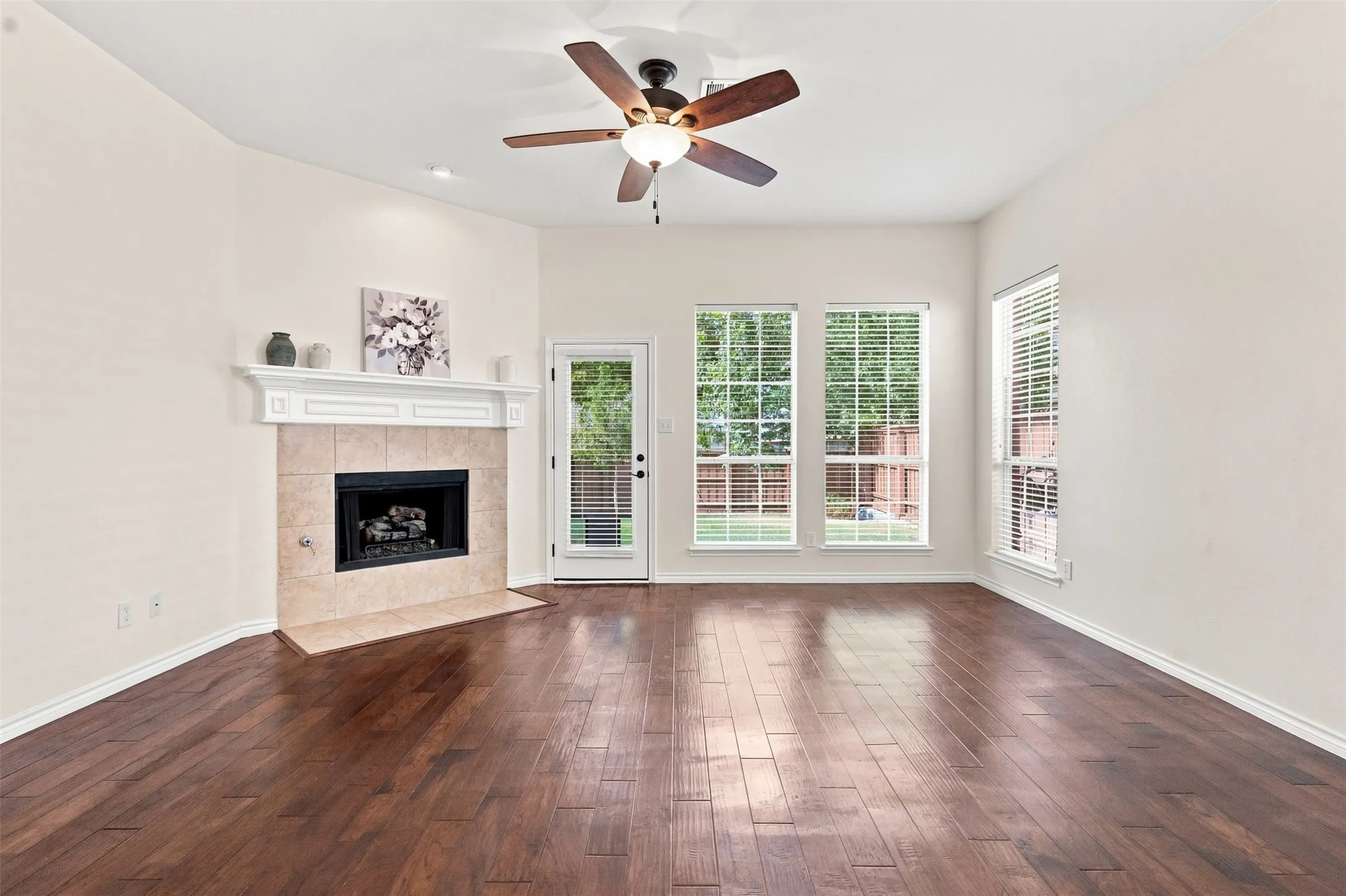 Single Family Residence For Sale in Collin County , 7801 Loma Alta Trail, Mc Kinney, Texas 75070, 3 Bedroom, 3 Bathroom, 2 Garage spaces, 2,212 Sqft, built in 2006, mls#21353238, Real Estate Agent in Mc Kinney, Homes For Sale in Collin county, Homes For Sale in Mc Kinney, Realtor in Mc Kinney Texas, Real Estate Brokerage Independent Realty Texas, Luminita Cordes Realtor
