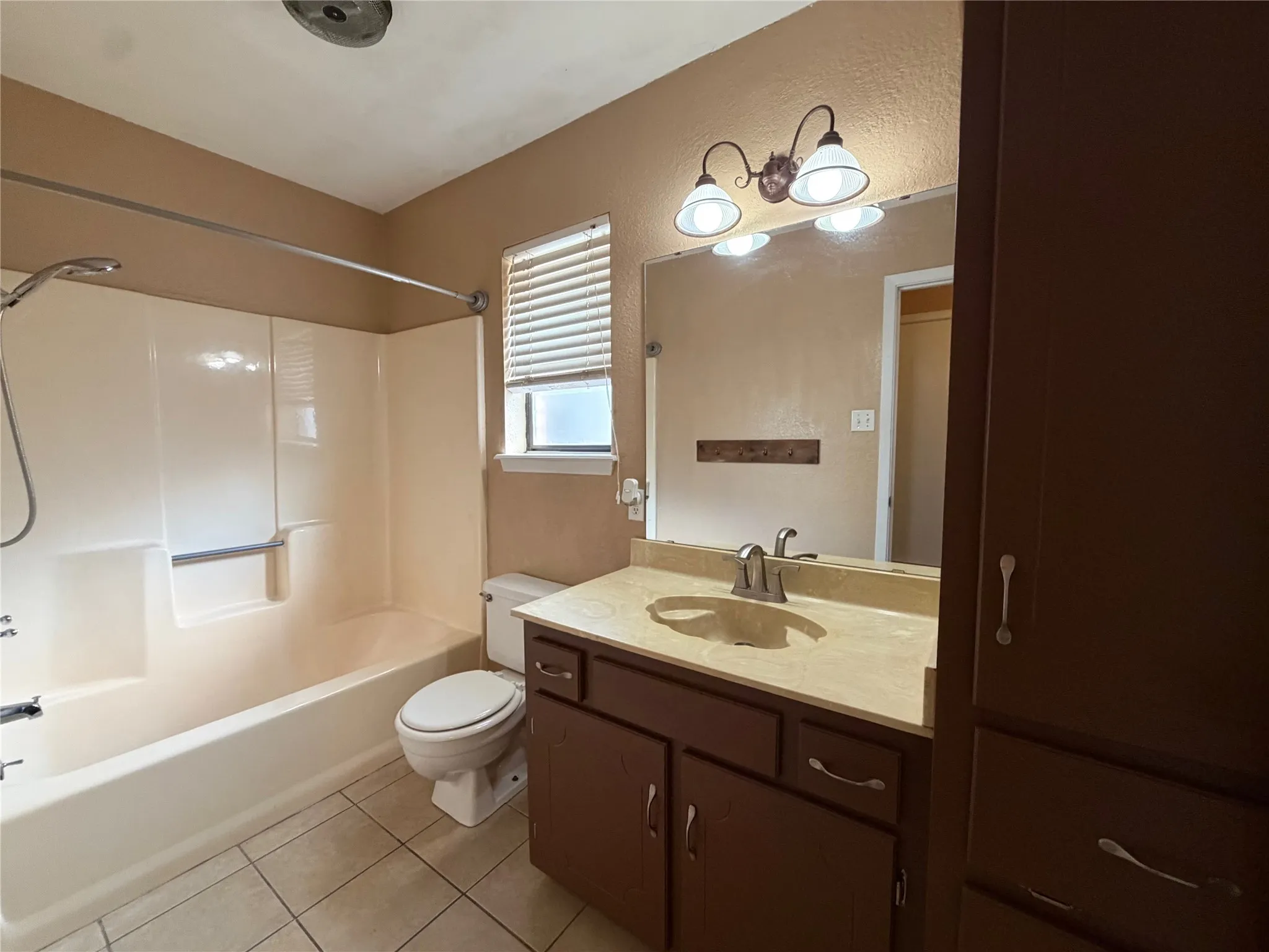 Single Family Residence For Sale in Taylor County , 7949 Vita Court, Abilene, Texas 79606, 3 Bedroom, 2 Bathroom, 2 Garage spaces, 1,443 Sqft, built in 1983, mls#21354895, Real Estate Agent in Abilene, Homes For Sale in Taylor county, Homes For Sale in Abilene, Realtor in Abilene Texas, Real Estate Brokerage Independent Realty Texas, Luminita Cordes Realtor