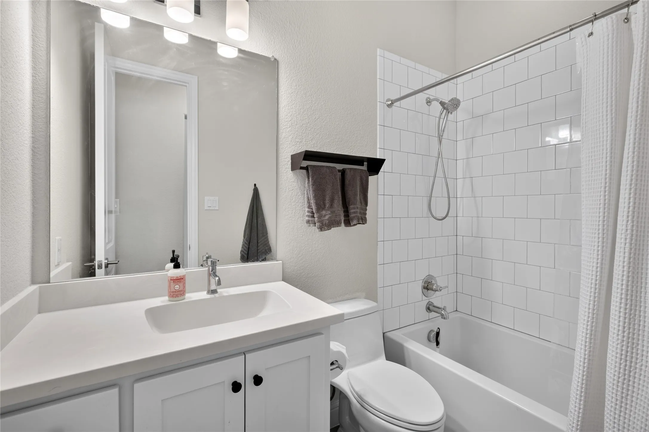 Single Family Residence For Sale in Denton County , 2304 Westlake Court, Carrollton, Texas 75010, 3 Bedroom, 3 Bathroom, 2 Garage spaces, 2,320 Sqft, built in 2017, mls#21355075, Real Estate Agent in Carrollton, Homes For Sale in Denton county, Homes For Sale in Carrollton, Realtor in Carrollton Texas, Real Estate Brokerage Independent Realty Texas, Luminita Cordes Realtor