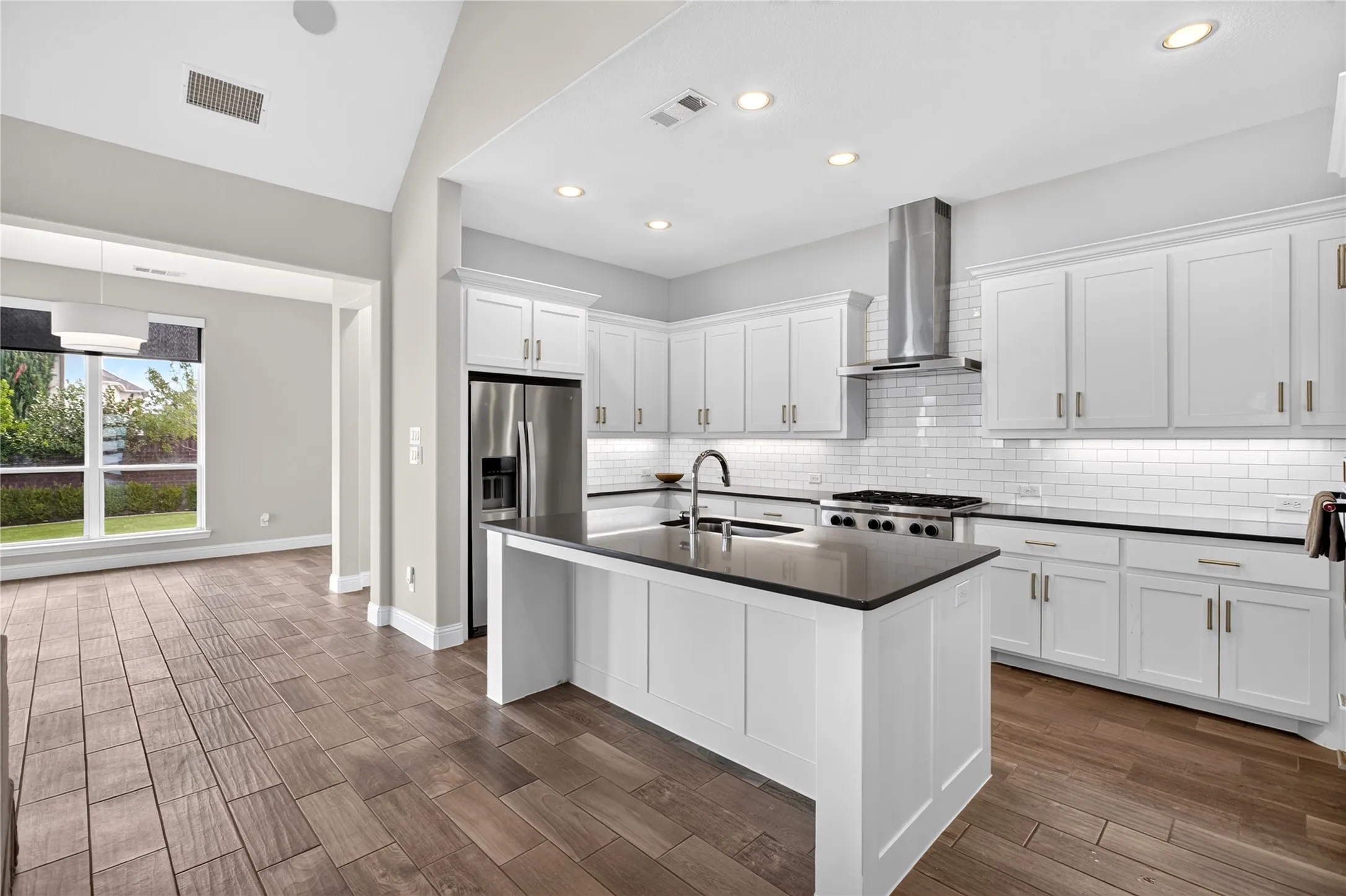 Single Family Residence For Sale in Denton County , 2304 Westlake Court, Carrollton, Texas 75010, 3 Bedroom, 3 Bathroom, 2 Garage spaces, 2,320 Sqft, built in 2017, mls#21355075, Real Estate Agent in Carrollton, Homes For Sale in Denton county, Homes For Sale in Carrollton, Realtor in Carrollton Texas, Real Estate Brokerage Independent Realty Texas, Luminita Cordes Realtor