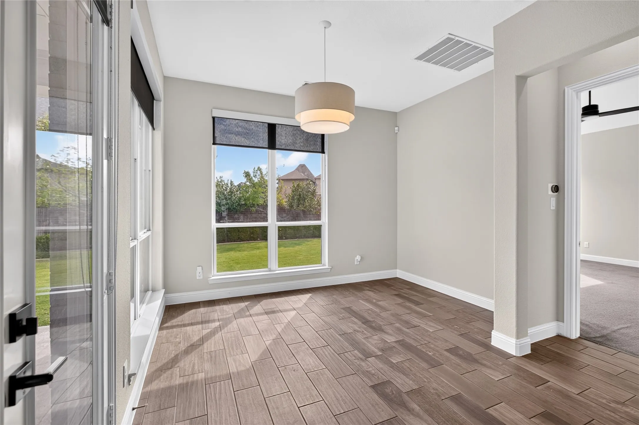 Single Family Residence For Sale in Denton County , 2304 Westlake Court, Carrollton, Texas 75010, 3 Bedroom, 3 Bathroom, 2 Garage spaces, 2,320 Sqft, built in 2017, mls#21355075, Real Estate Agent in Carrollton, Homes For Sale in Denton county, Homes For Sale in Carrollton, Realtor in Carrollton Texas, Real Estate Brokerage Independent Realty Texas, Luminita Cordes Realtor