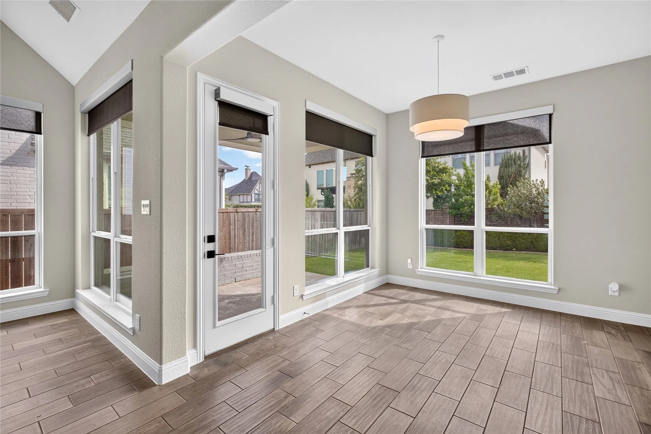 Single Family Residence For Sale in Denton County , 2304 Westlake Court, Carrollton, Texas 75010, 3 Bedroom, 3 Bathroom, 2 Garage spaces, 2,320 Sqft, built in 2017, mls#21355075, Real Estate Agent in Carrollton, Homes For Sale in Denton county, Homes For Sale in Carrollton, Realtor in Carrollton Texas, Real Estate Brokerage Independent Realty Texas, Luminita Cordes Realtor