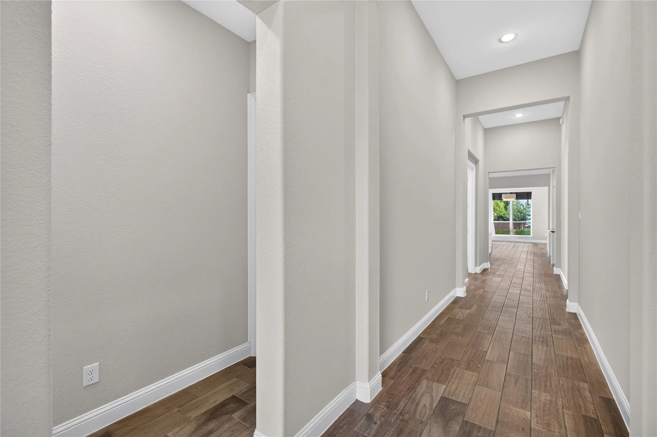 Single Family Residence For Sale in Denton County , 2304 Westlake Court, Carrollton, Texas 75010, 3 Bedroom, 3 Bathroom, 2 Garage spaces, 2,320 Sqft, built in 2017, mls#21355075, Real Estate Agent in Carrollton, Homes For Sale in Denton county, Homes For Sale in Carrollton, Realtor in Carrollton Texas, Real Estate Brokerage Independent Realty Texas, Luminita Cordes Realtor