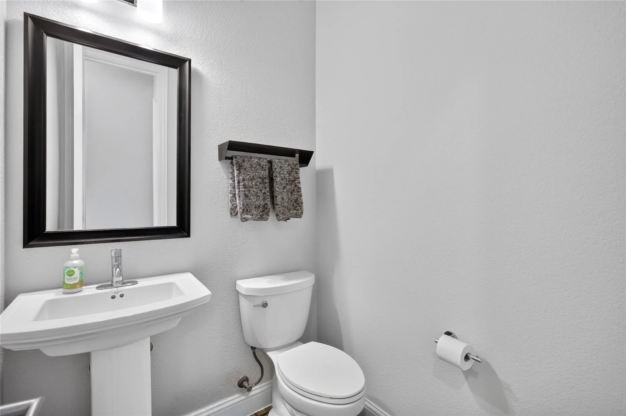 Single Family Residence For Sale in Denton County , 2304 Westlake Court, Carrollton, Texas 75010, 3 Bedroom, 3 Bathroom, 2 Garage spaces, 2,320 Sqft, built in 2017, mls#21355075, Real Estate Agent in Carrollton, Homes For Sale in Denton county, Homes For Sale in Carrollton, Realtor in Carrollton Texas, Real Estate Brokerage Independent Realty Texas, Luminita Cordes Realtor