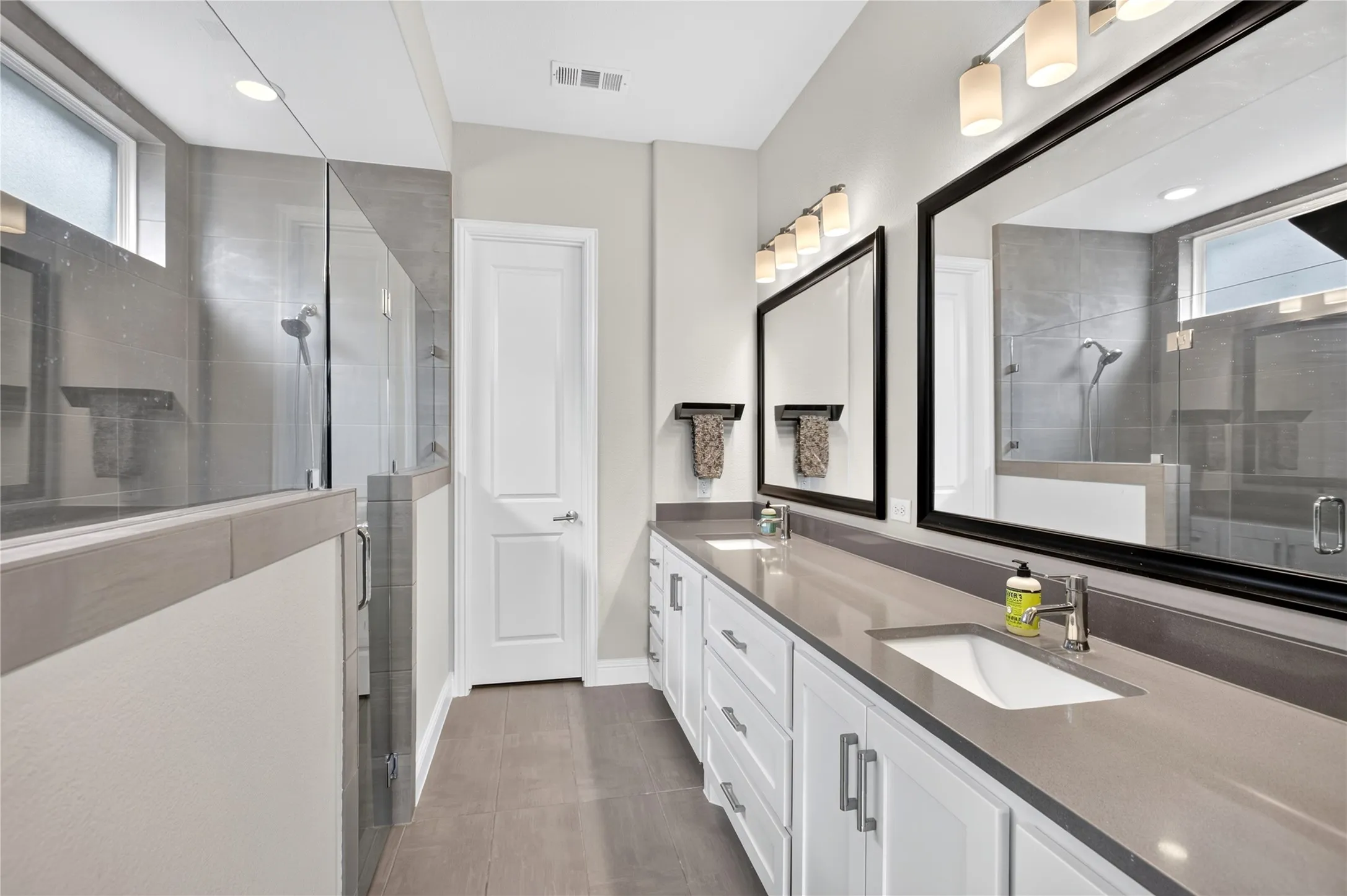 Single Family Residence For Sale in Denton County , 2304 Westlake Court, Carrollton, Texas 75010, 3 Bedroom, 3 Bathroom, 2 Garage spaces, 2,320 Sqft, built in 2017, mls#21355075, Real Estate Agent in Carrollton, Homes For Sale in Denton county, Homes For Sale in Carrollton, Realtor in Carrollton Texas, Real Estate Brokerage Independent Realty Texas, Luminita Cordes Realtor