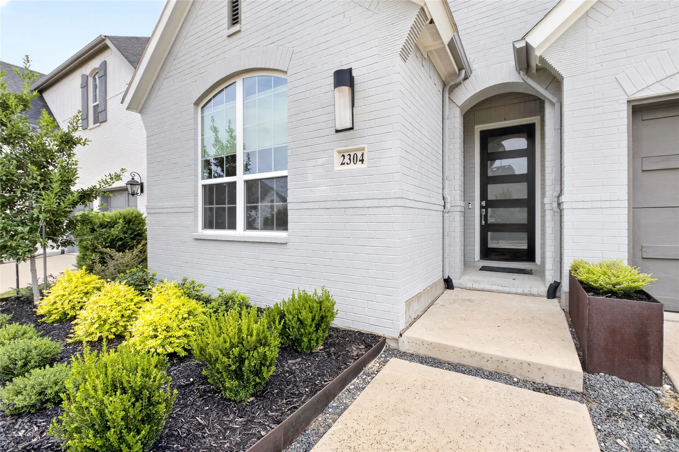 Single Family Residence For Sale in Denton County , 2304 Westlake Court, Carrollton, Texas 75010, 3 Bedroom, 3 Bathroom, 2 Garage spaces, 2,320 Sqft, built in 2017, mls#21355075, Real Estate Agent in Carrollton, Homes For Sale in Denton county, Homes For Sale in Carrollton, Realtor in Carrollton Texas, Real Estate Brokerage Independent Realty Texas, Luminita Cordes Realtor