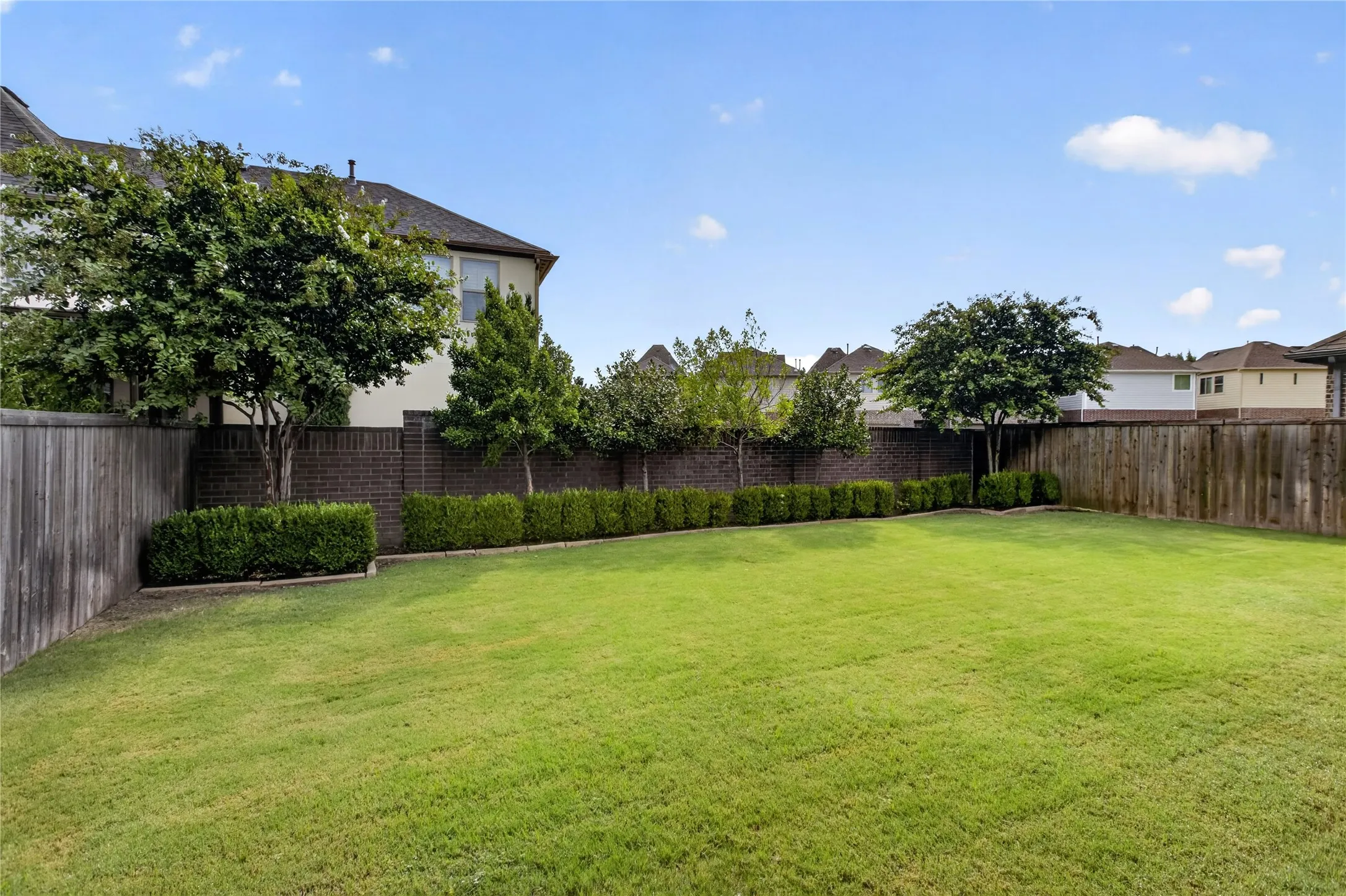 Single Family Residence For Sale in Denton County , 2304 Westlake Court, Carrollton, Texas 75010, 3 Bedroom, 3 Bathroom, 2 Garage spaces, 2,320 Sqft, built in 2017, mls#21355075, Real Estate Agent in Carrollton, Homes For Sale in Denton county, Homes For Sale in Carrollton, Realtor in Carrollton Texas, Real Estate Brokerage Independent Realty Texas, Luminita Cordes Realtor