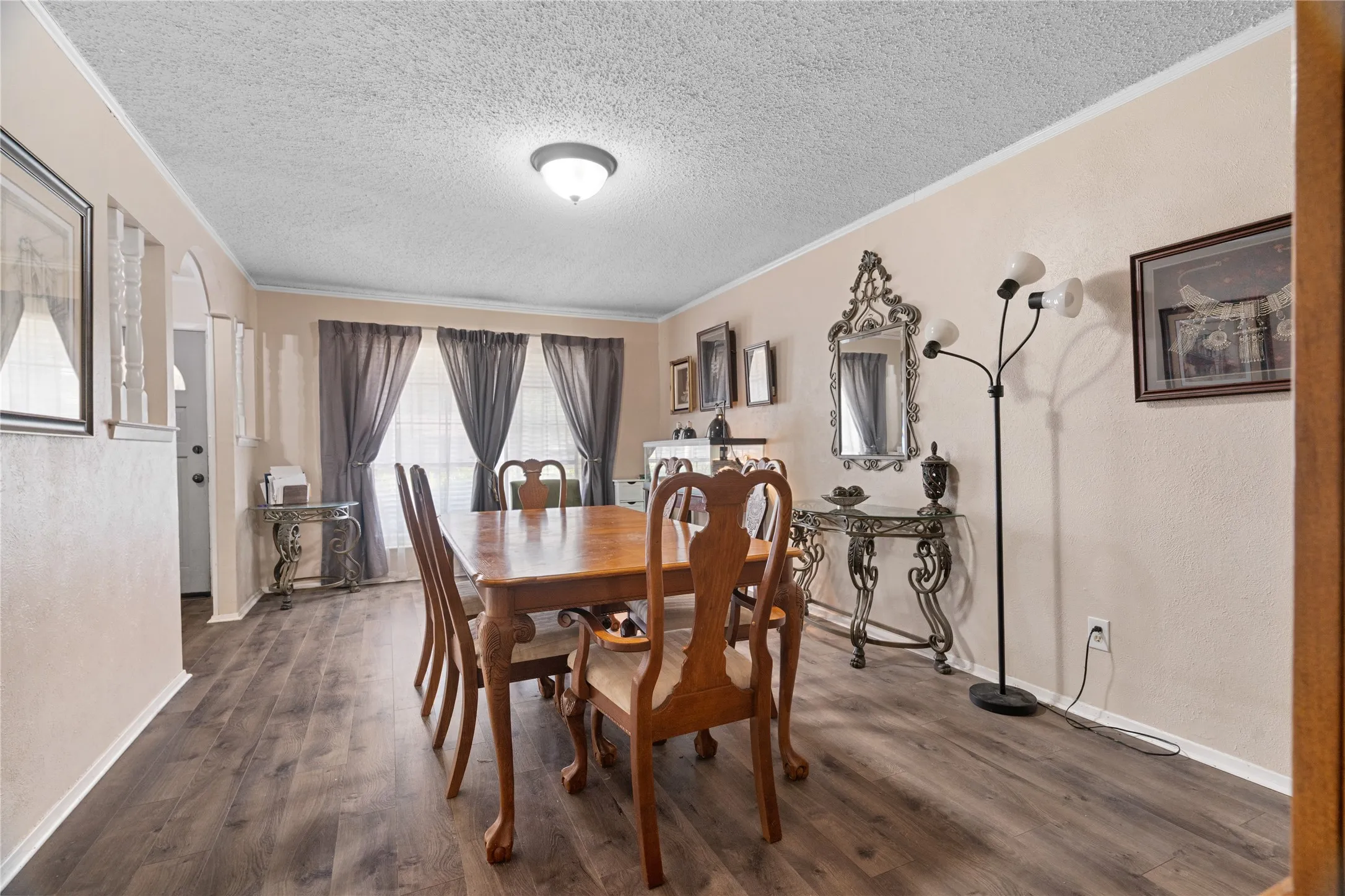 Speaking of the end off summer, imagine this formal dining decked out for holiday festivities.