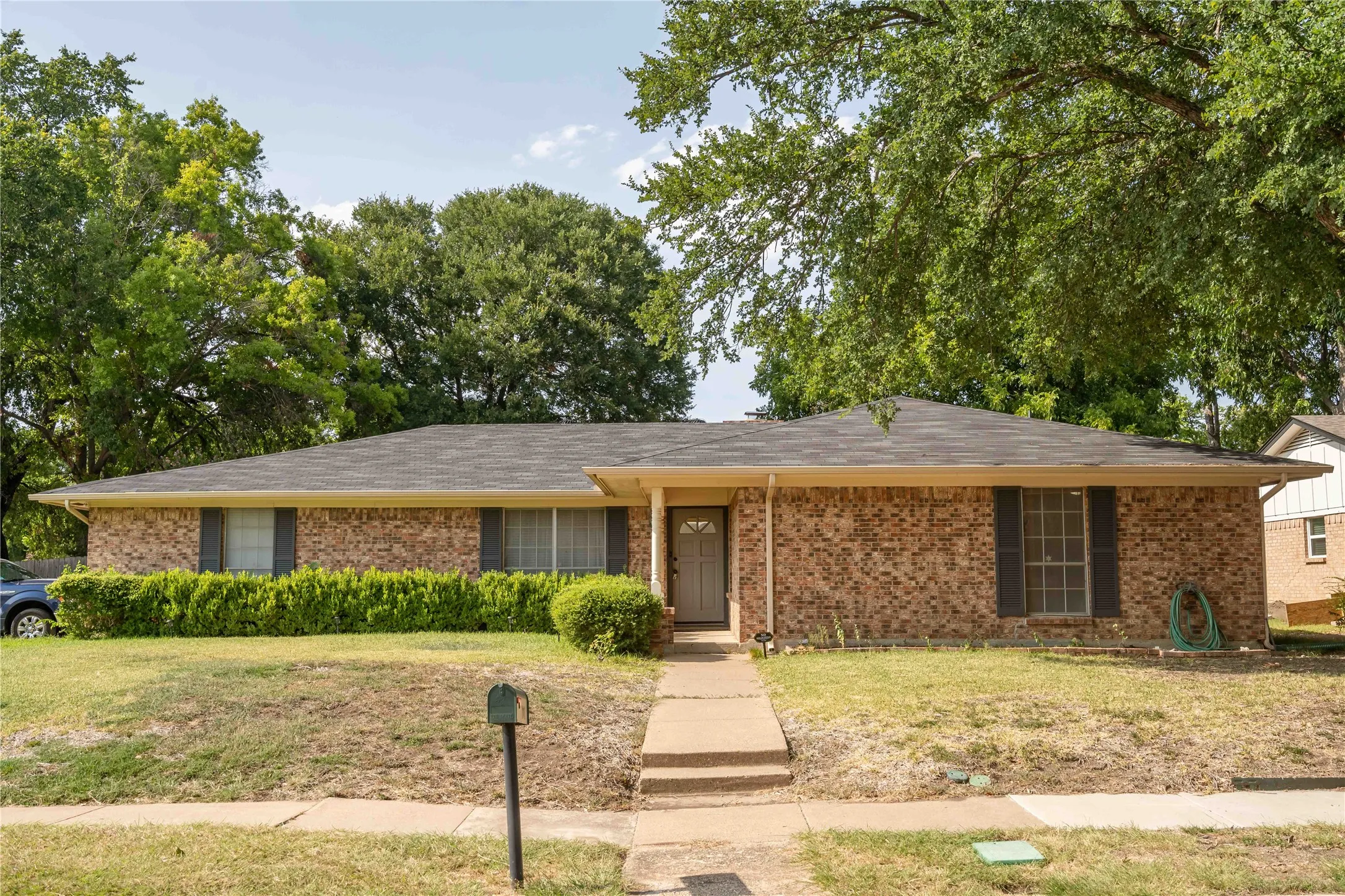 Single Family Residence For Sale in Tarrant County , 2001 Chalice Road, Arlington, Texas 76014, 3 Bedroom, 2 Bathroom, 2 Garage spaces, 1,898 Sqft, built in 1972, mls#21354377, Real Estate Agent in Arlington, Homes For Sale in Tarrant county, Homes For Sale in Arlington, Realtor in Arlington Texas, Real Estate Brokerage Independent Realty Texas, Luminita Cordes Realtor