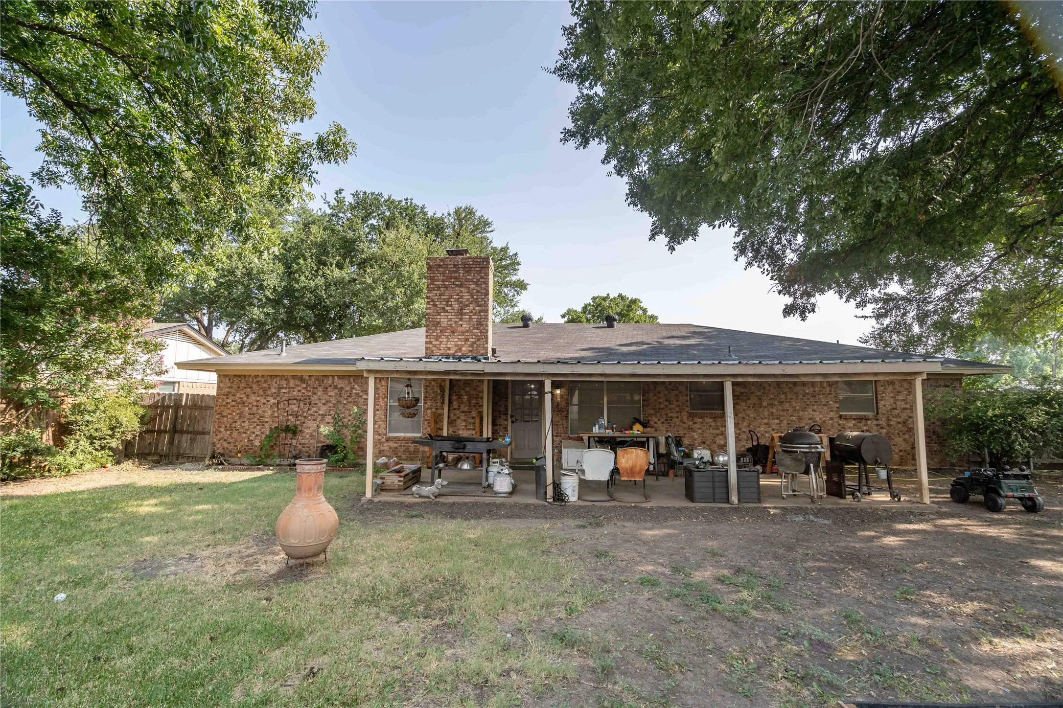 Single Family Residence For Sale in Tarrant County , 2001 Chalice Road, Arlington, Texas 76014, 3 Bedroom, 2 Bathroom, 2 Garage spaces, 1,898 Sqft, built in 1972, mls#21354377, Real Estate Agent in Arlington, Homes For Sale in Tarrant county, Homes For Sale in Arlington, Realtor in Arlington Texas, Real Estate Brokerage Independent Realty Texas, Luminita Cordes Realtor