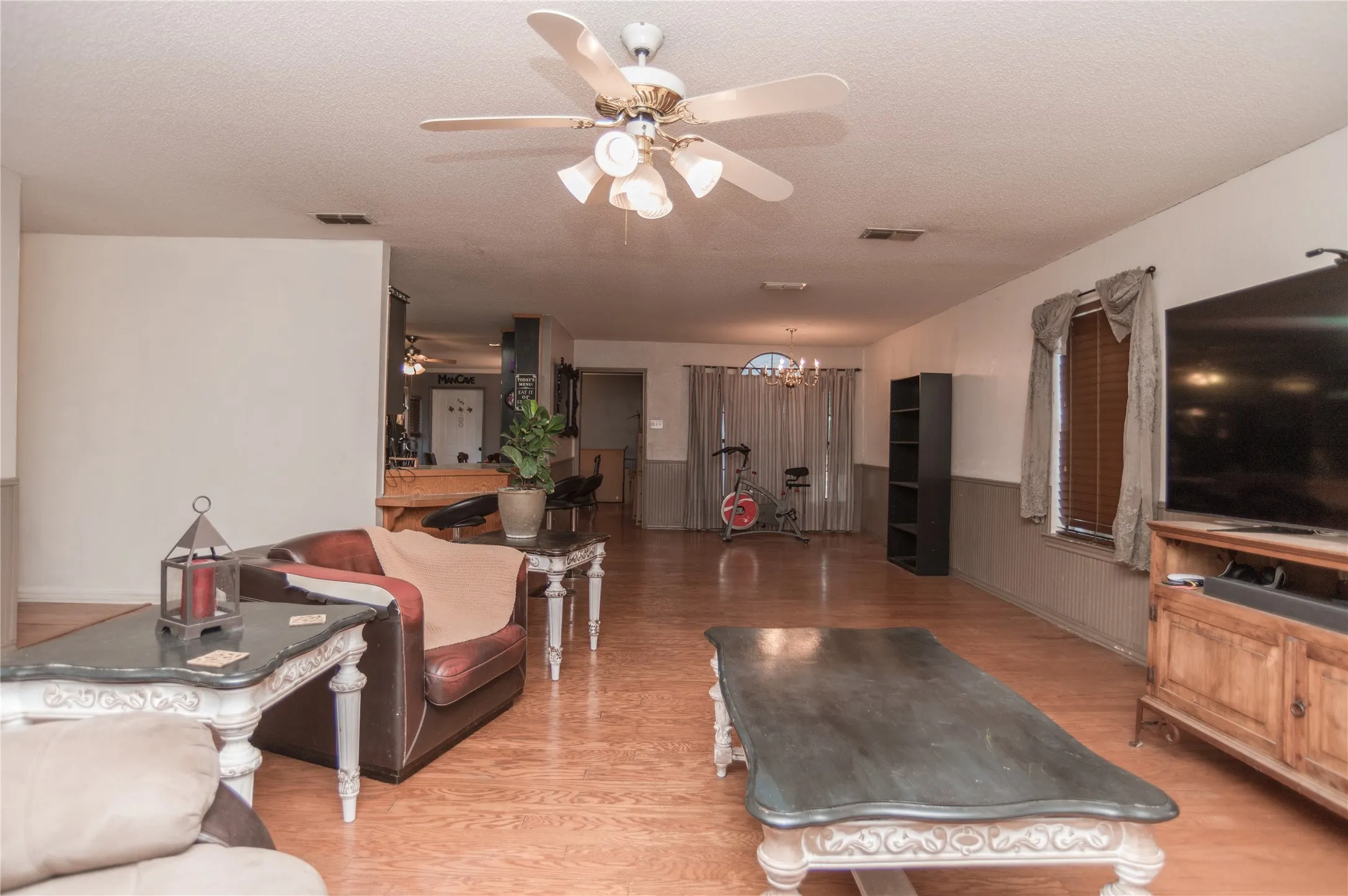 Single Family Residence For Sale in Erath County , 101 Scenic Drive, Dublin, Texas 76446, 3 Bedroom, 2 Bathroom, Garage spaces, 1,932 Sqft, built in 1995, mls#21355293, Real Estate Agent in Dublin, Homes For Sale in Erath county, Homes For Sale in Dublin, Realtor in Dublin Texas, Real Estate Brokerage Independent Realty Texas, Luminita Cordes Realtor
