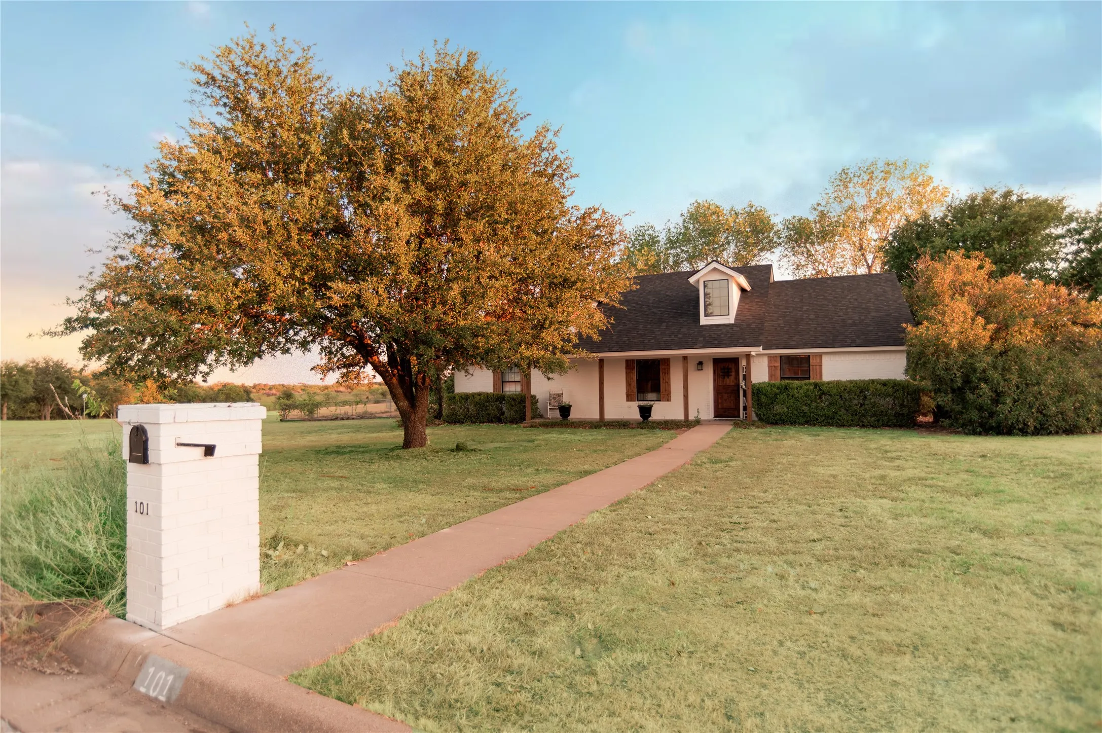Single Family Residence For Sale in Erath County , 101 Scenic Drive, Dublin, Texas 76446, 3 Bedroom, 2 Bathroom, Garage spaces, 1,932 Sqft, built in 1995, mls#21355293, Real Estate Agent in Dublin, Homes For Sale in Erath county, Homes For Sale in Dublin, Realtor in Dublin Texas, Real Estate Brokerage Independent Realty Texas, Luminita Cordes Realtor