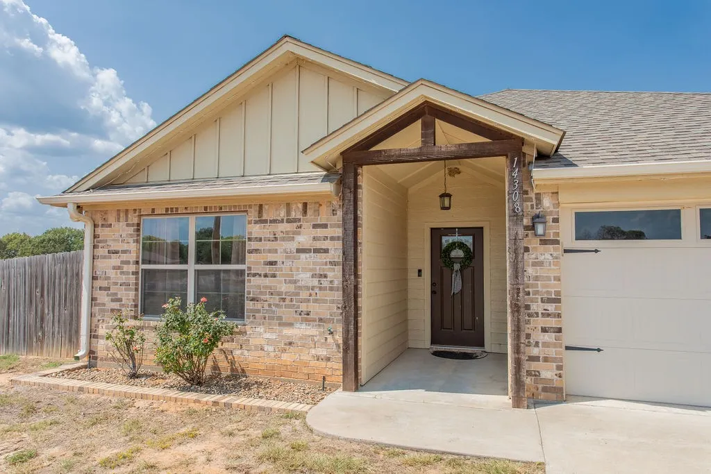 Single Family Residence For Sale in Smith County , 14308 CR 452, Lindale, Texas 75771, 3 Bedroom, 2 Bathroom, 2 Garage spaces, 1,545 Sqft, built in 2018, Price $299,000, mls#21355299, Real Estate Agent in Lindale, Homes For Sale in Smith county, Homes For Sale in Lindale, Realtor in Lindale Texas, Real Estate Brokerage Independent Realty Texas, Luminita Cordes Realtor