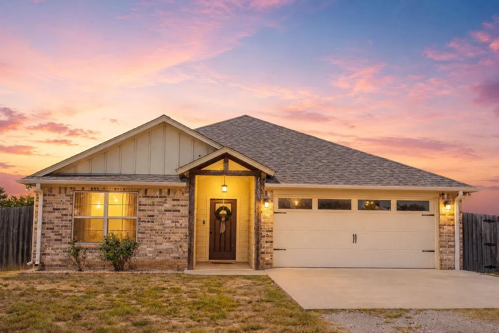 Single Family Residence For Sale in Smith County , 14308 CR 452, Lindale, Texas 75771, 3 Bedroom, 2 Bathroom, 2 Garage spaces, 1,545 Sqft, built in 2018, Price $299,000, mls#21355299, Real Estate Agent in Lindale, Homes For Sale in Smith county, Homes For Sale in Lindale, Realtor in Lindale Texas, Real Estate Brokerage Independent Realty Texas, Luminita Cordes Realtor