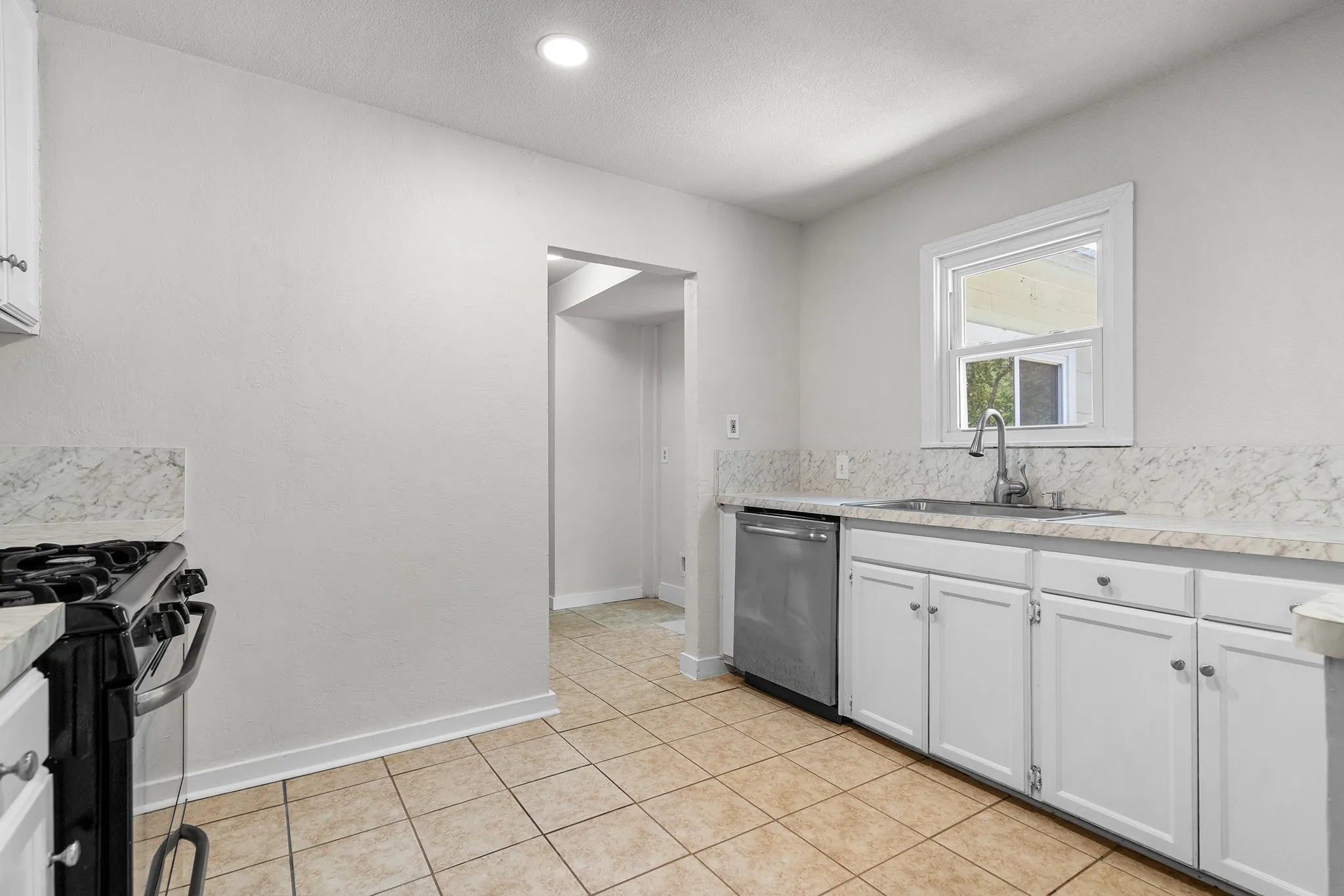 Single Family Residence For Sale in Denton County , 714 Cordell Street, Denton, Texas 76201, 3 Bedroom, 2 Bathroom, Garage spaces, 1,276 Sqft, built in 1949, Price $290,000, mls#21344222, Real Estate Agent in Denton, Homes For Sale in Denton county, Homes For Sale in Denton, Realtor in Denton Texas, Real Estate Brokerage Independent Realty Texas, Luminita Cordes Realtor