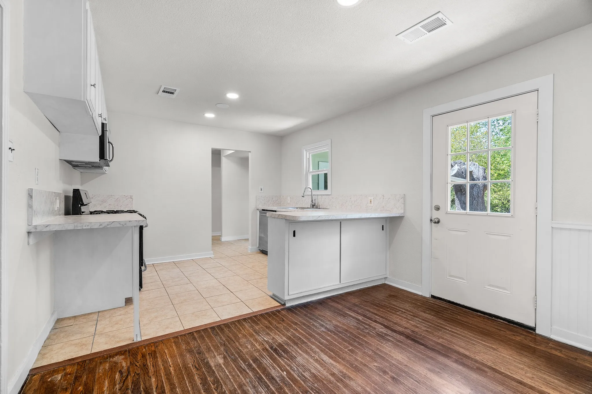 Single Family Residence For Sale in Denton County , 714 Cordell Street, Denton, Texas 76201, 3 Bedroom, 2 Bathroom, Garage spaces, 1,276 Sqft, built in 1949, Price $290,000, mls#21344222, Real Estate Agent in Denton, Homes For Sale in Denton county, Homes For Sale in Denton, Realtor in Denton Texas, Real Estate Brokerage Independent Realty Texas, Luminita Cordes Realtor