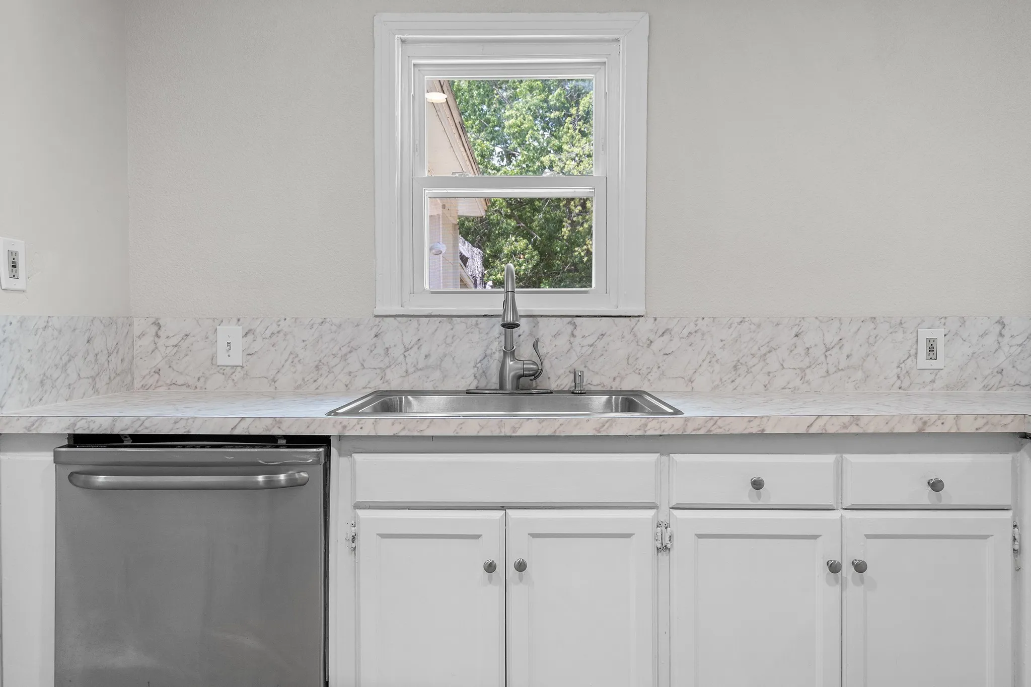 Single Family Residence For Sale in Denton County , 714 Cordell Street, Denton, Texas 76201, 3 Bedroom, 2 Bathroom, Garage spaces, 1,276 Sqft, built in 1949, Price $290,000, mls#21344222, Real Estate Agent in Denton, Homes For Sale in Denton county, Homes For Sale in Denton, Realtor in Denton Texas, Real Estate Brokerage Independent Realty Texas, Luminita Cordes Realtor