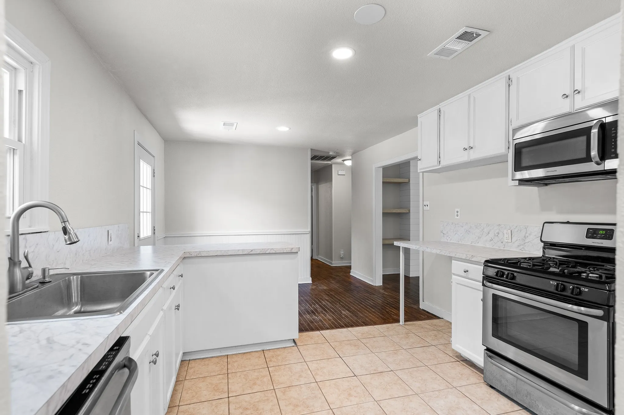 Single Family Residence For Sale in Denton County , 714 Cordell Street, Denton, Texas 76201, 3 Bedroom, 2 Bathroom, Garage spaces, 1,276 Sqft, built in 1949, Price $290,000, mls#21344222, Real Estate Agent in Denton, Homes For Sale in Denton county, Homes For Sale in Denton, Realtor in Denton Texas, Real Estate Brokerage Independent Realty Texas, Luminita Cordes Realtor