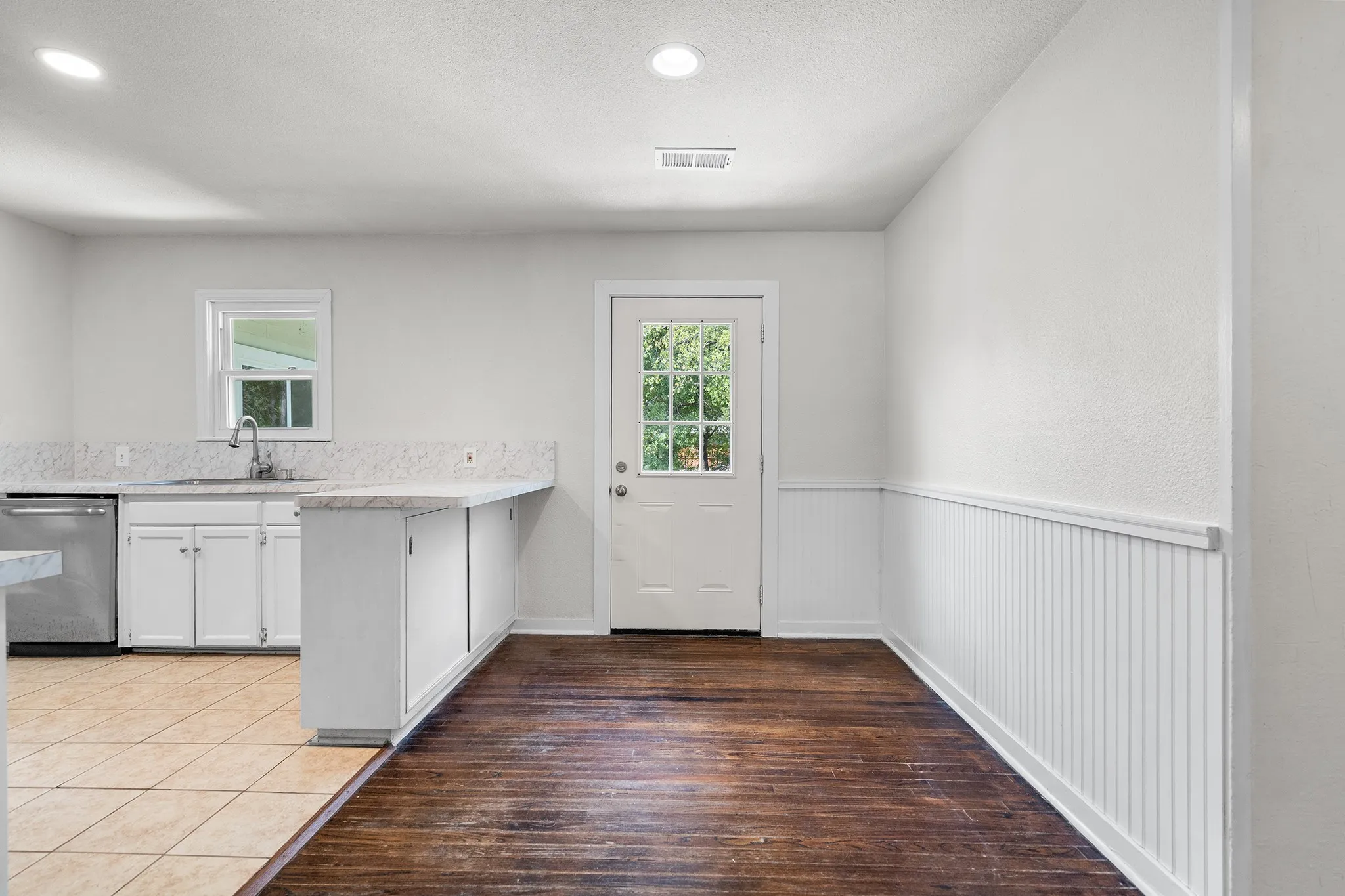 Single Family Residence For Sale in Denton County , 714 Cordell Street, Denton, Texas 76201, 3 Bedroom, 2 Bathroom, Garage spaces, 1,276 Sqft, built in 1949, Price $290,000, mls#21344222, Real Estate Agent in Denton, Homes For Sale in Denton county, Homes For Sale in Denton, Realtor in Denton Texas, Real Estate Brokerage Independent Realty Texas, Luminita Cordes Realtor
