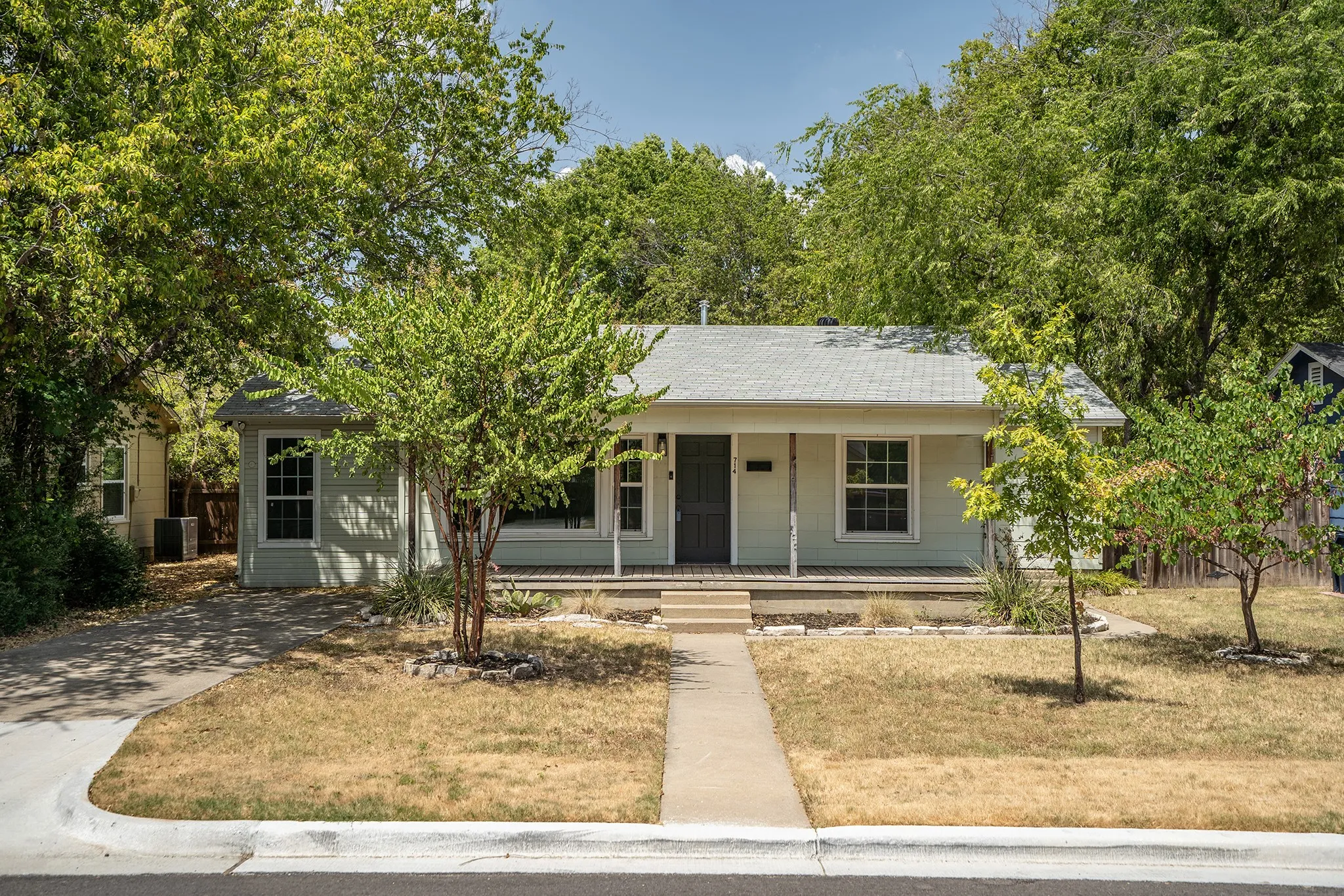 Single Family Residence For Sale in Denton County , 714 Cordell Street, Denton, Texas 76201, 3 Bedroom, 2 Bathroom, Garage spaces, 1,276 Sqft, built in 1949, Price $290,000, mls#21344222, Real Estate Agent in Denton, Homes For Sale in Denton county, Homes For Sale in Denton, Realtor in Denton Texas, Real Estate Brokerage Independent Realty Texas, Luminita Cordes Realtor