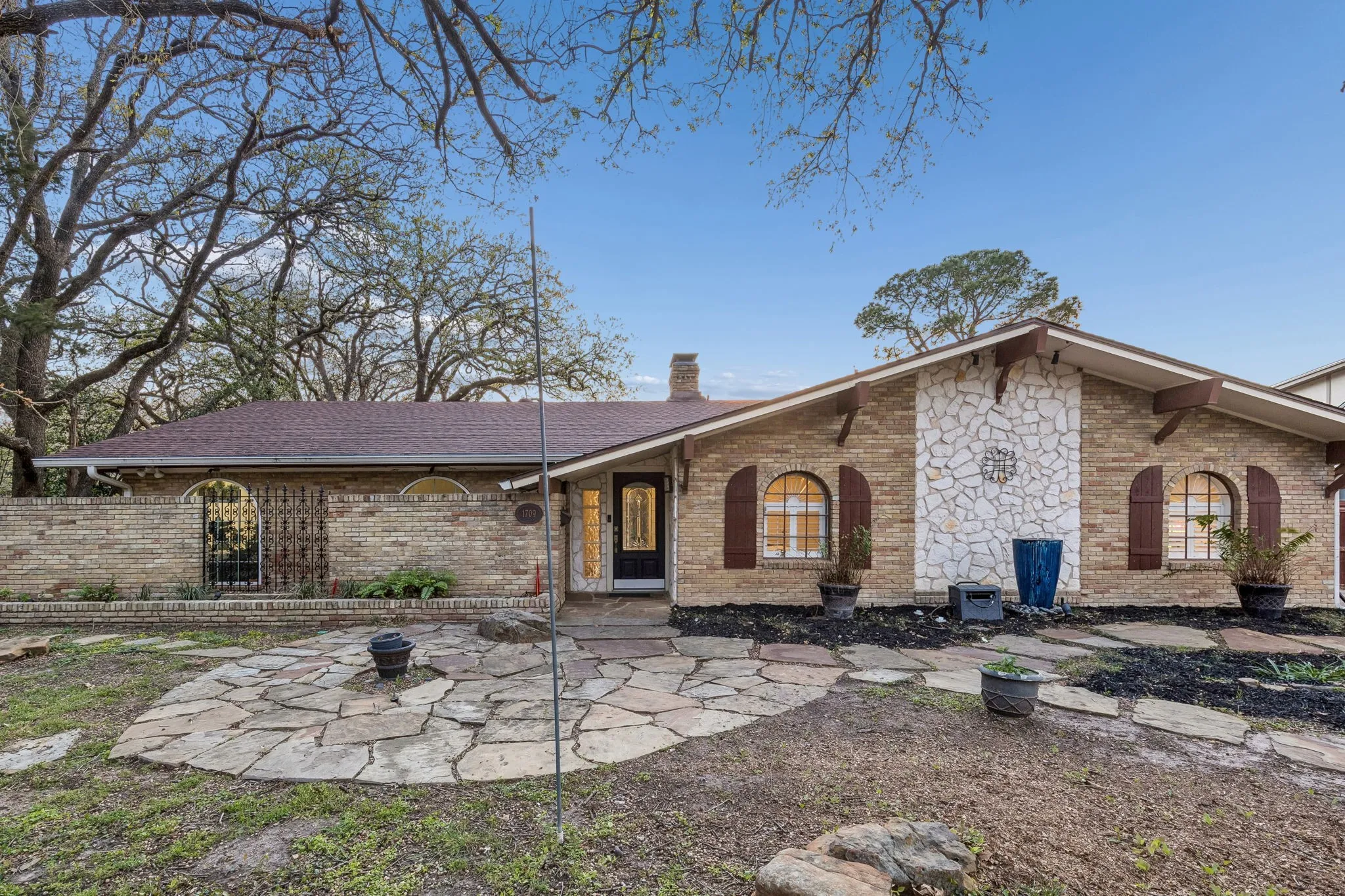 Single Family Residence For Sale in Dallas County , 1709 Timbers Drive, Irving, Texas 75061, 4 Bedroom, 4 Bathroom, 2 Garage spaces, 2,280 Sqft, built in 1965, mls#21355302, Real Estate Agent in Irving, Homes For Sale in Dallas county, Homes For Sale in Irving, Realtor in Irving Texas, Real Estate Brokerage Independent Realty Texas, Luminita Cordes Realtor