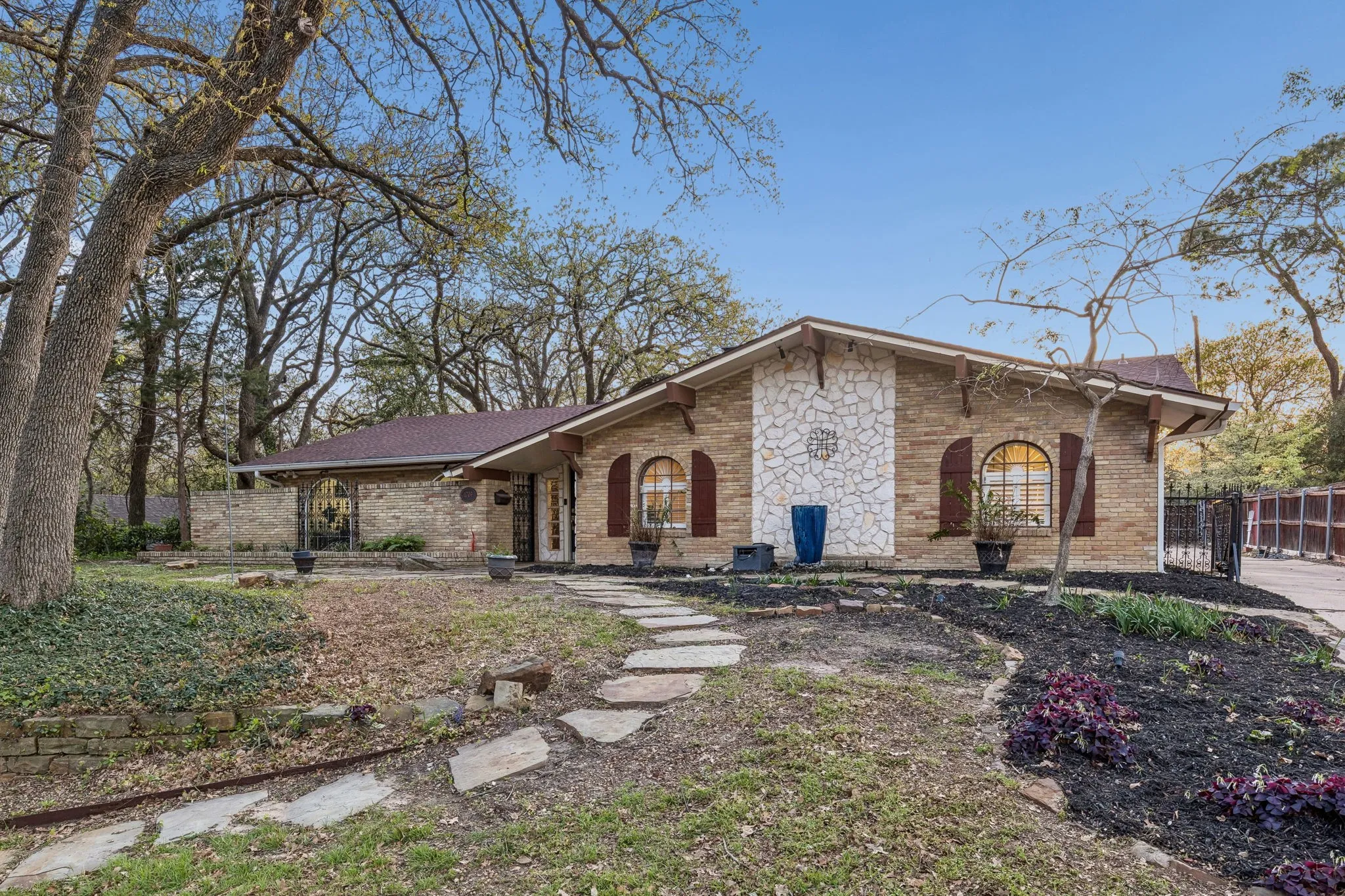Single Family Residence For Sale in Dallas County , 1709 Timbers Drive, Irving, Texas 75061, 4 Bedroom, 4 Bathroom, 2 Garage spaces, 2,280 Sqft, built in 1965, mls#21355302, Real Estate Agent in Irving, Homes For Sale in Dallas county, Homes For Sale in Irving, Realtor in Irving Texas, Real Estate Brokerage Independent Realty Texas, Luminita Cordes Realtor