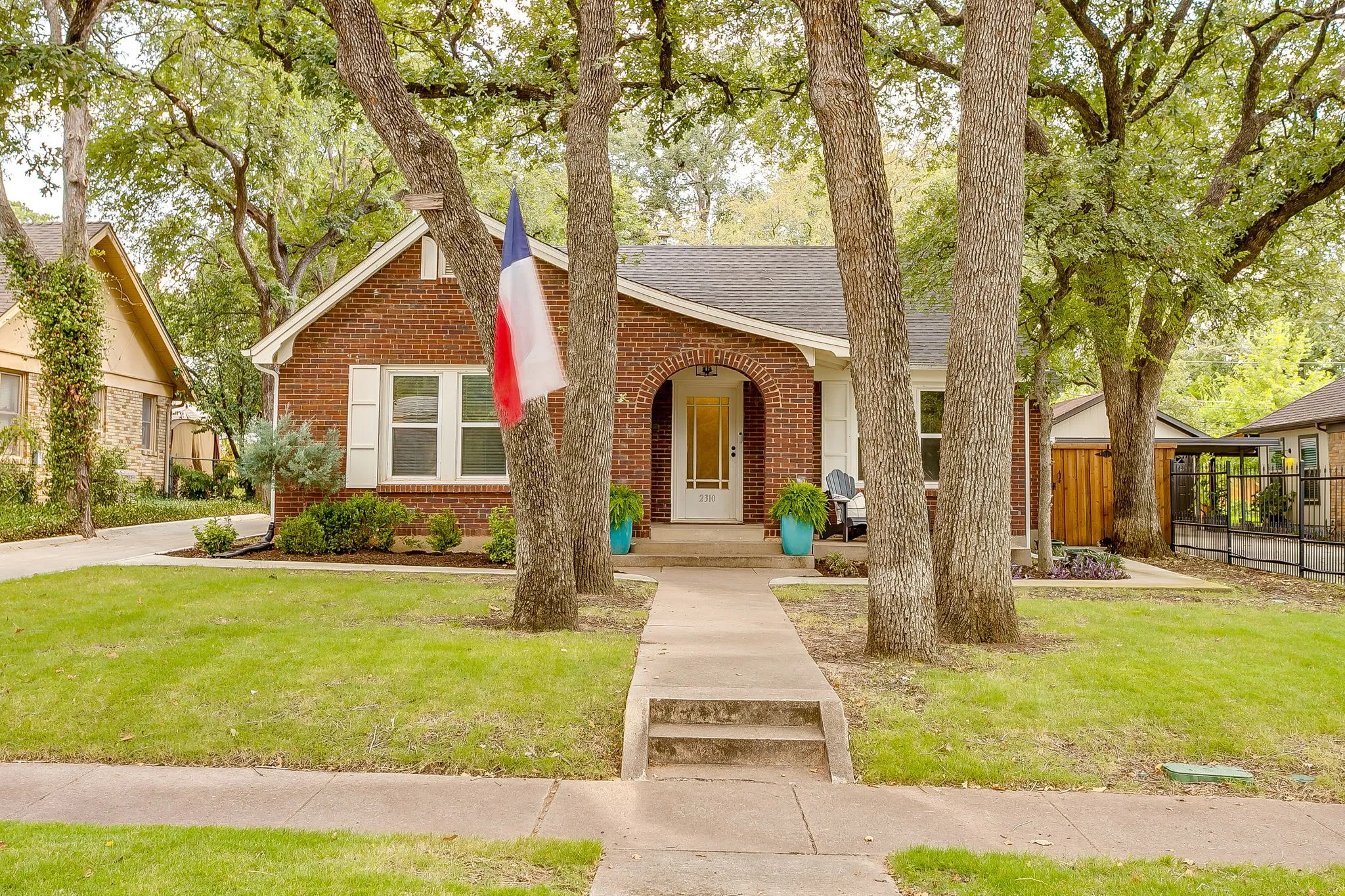 Single Family Residence For Sale in Tarrant County , 2310 Primrose Avenue, Fort Worth, Texas 76111, 3 Bedroom, 2 Bathroom, 2 Garage spaces, 1,428 Sqft, built in 1930, mls#21354726, Real Estate Agent in Fort Worth, Homes For Sale in Tarrant county, Homes For Sale in Fort Worth, Realtor in Fort Worth Texas, Real Estate Brokerage Independent Realty Texas, Luminita Cordes Realtor