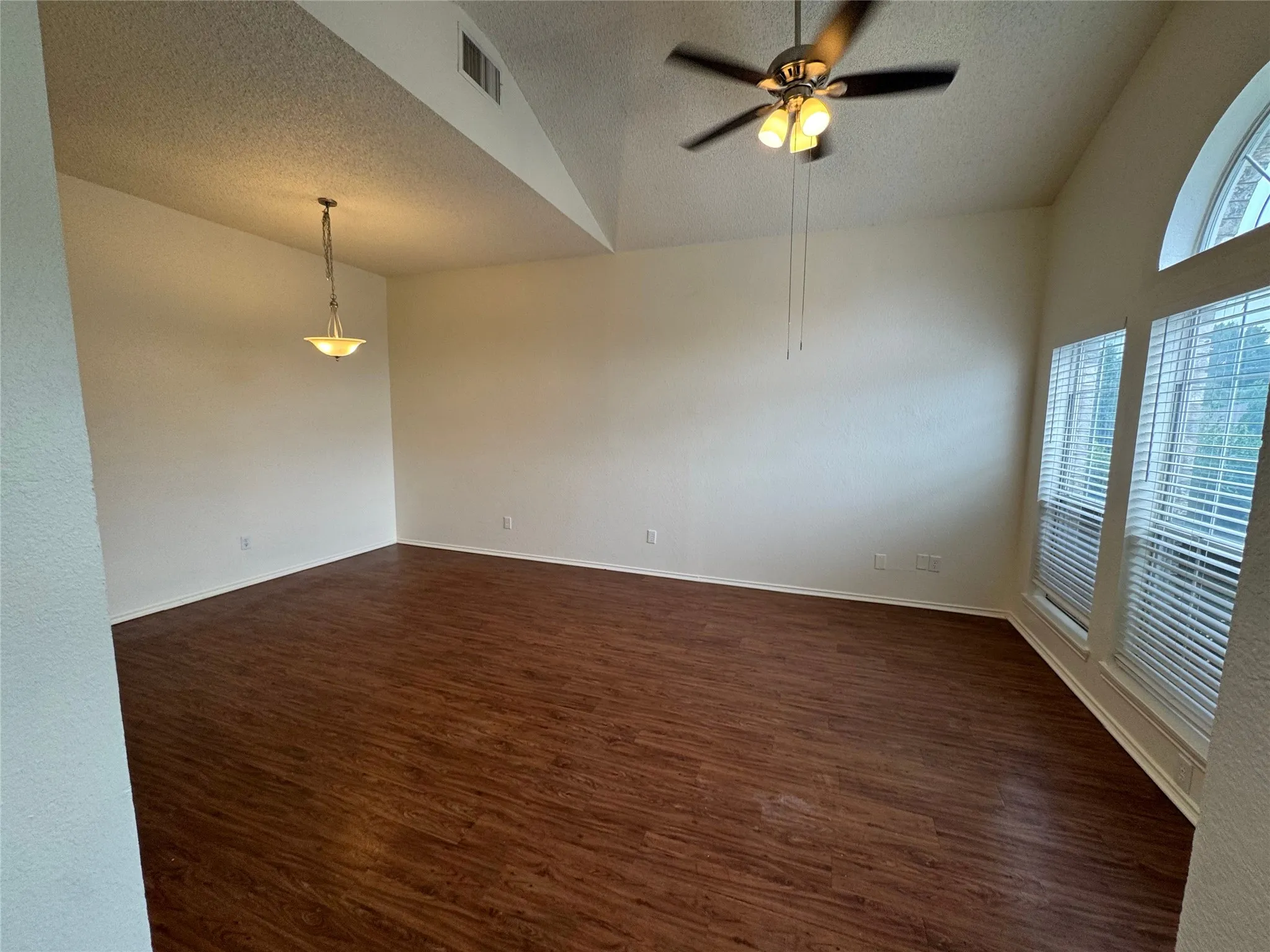 Single Family Residence For Rent in Tarrant County , 4024 Periwinkle Drive, Fort Worth, Texas 76137, 3 Bedroom, 2 Bathroom, 2 Garage spaces, 1,752 Sqft, built in 1992, mls#21355326, Real Estate Agent in Fort Worth, Homes For Rent in Tarrant county, Homes For Rent in Fort Worth, Realtor in Fort Worth Texas, Real Estate Brokerage Independent Realty Texas, Luminita Cordes Realtor