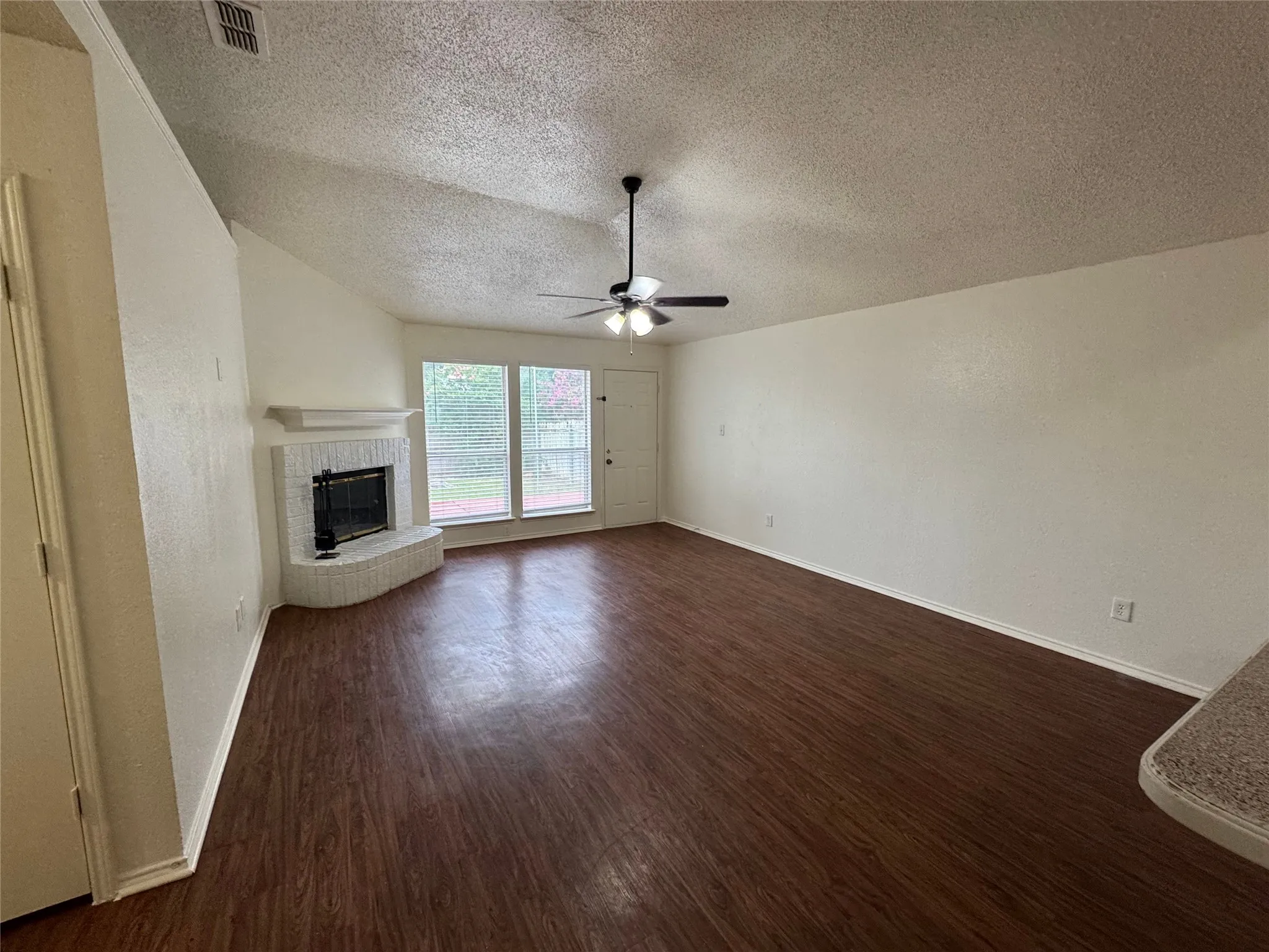 Single Family Residence For Rent in Tarrant County , 4024 Periwinkle Drive, Fort Worth, Texas 76137, 3 Bedroom, 2 Bathroom, 2 Garage spaces, 1,752 Sqft, built in 1992, mls#21355326, Real Estate Agent in Fort Worth, Homes For Rent in Tarrant county, Homes For Rent in Fort Worth, Realtor in Fort Worth Texas, Real Estate Brokerage Independent Realty Texas, Luminita Cordes Realtor