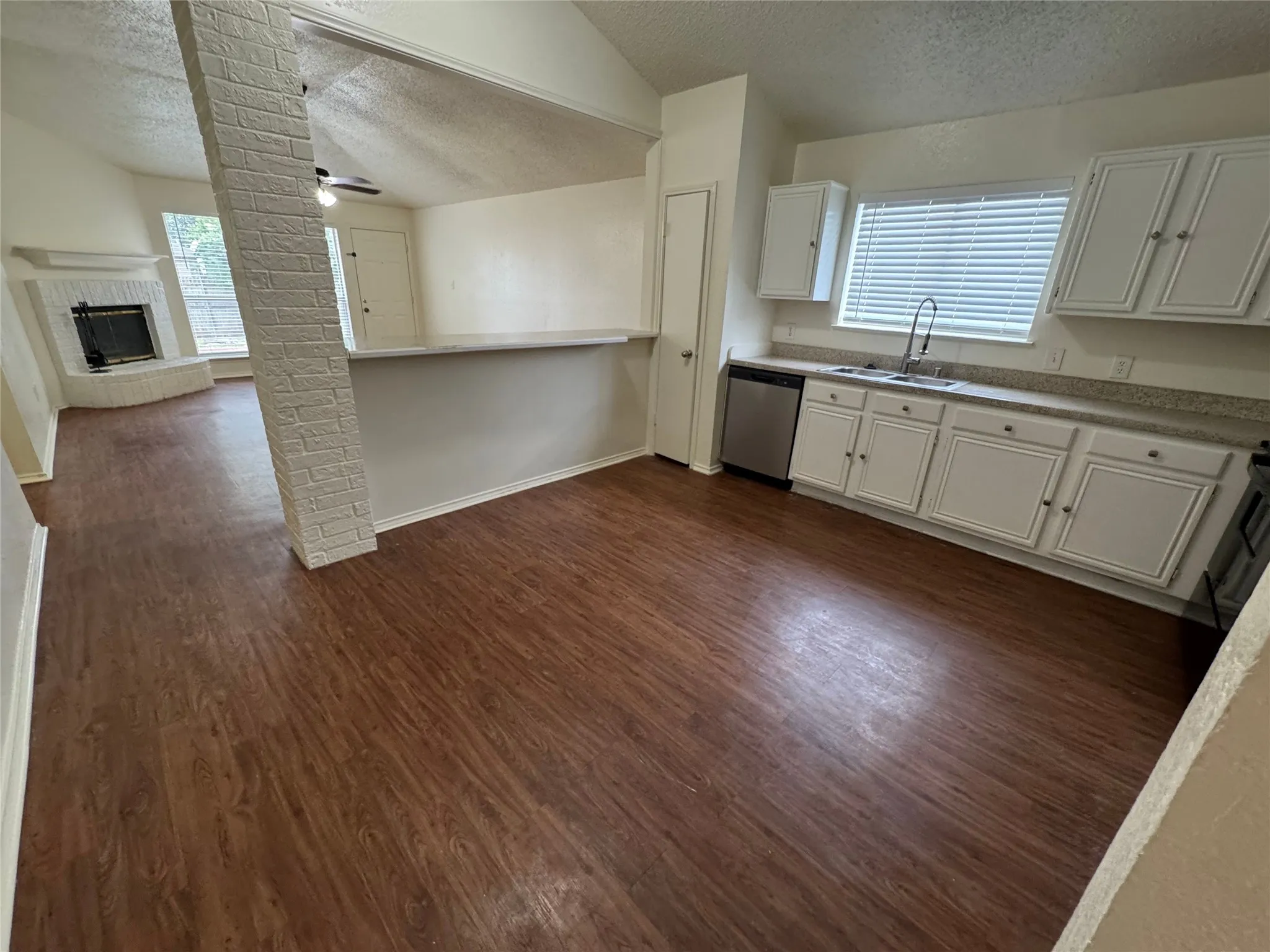 Single Family Residence For Rent in Tarrant County , 4024 Periwinkle Drive, Fort Worth, Texas 76137, 3 Bedroom, 2 Bathroom, 2 Garage spaces, 1,752 Sqft, built in 1992, mls#21355326, Real Estate Agent in Fort Worth, Homes For Rent in Tarrant county, Homes For Rent in Fort Worth, Realtor in Fort Worth Texas, Real Estate Brokerage Independent Realty Texas, Luminita Cordes Realtor