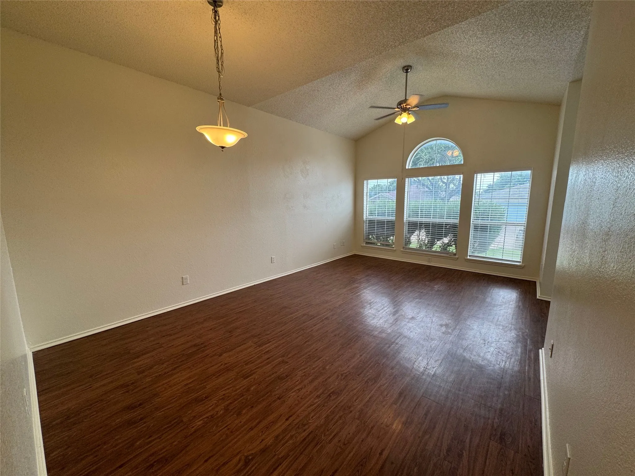 Single Family Residence For Rent in Tarrant County , 4024 Periwinkle Drive, Fort Worth, Texas 76137, 3 Bedroom, 2 Bathroom, 2 Garage spaces, 1,752 Sqft, built in 1992, mls#21355326, Real Estate Agent in Fort Worth, Homes For Rent in Tarrant county, Homes For Rent in Fort Worth, Realtor in Fort Worth Texas, Real Estate Brokerage Independent Realty Texas, Luminita Cordes Realtor