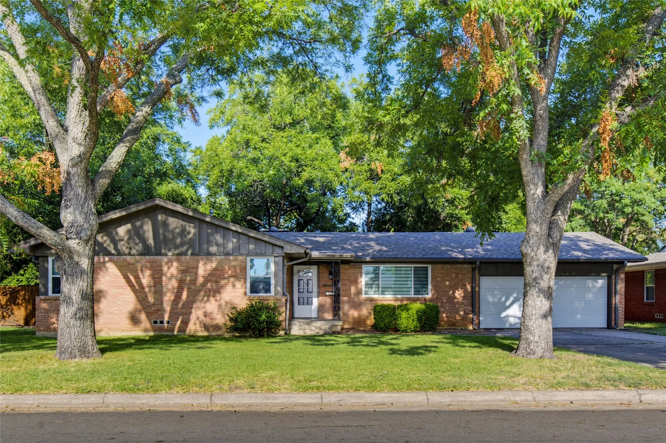 Single Family Residence For Sale in Tarrant County , 4205 Keeter Drive, North Richland Hills, Texas 76180, 3 Bedroom, 2 Bathroom, 2 Garage spaces, 1,588 Sqft, built in 1958, mls#21353916, Real Estate Agent in North Richland Hills, Homes For Sale in Tarrant county, Homes For Sale in North Richland Hills, Realtor in North Richland Hills Texas, Real Estate Brokerage Independent Realty Texas, Luminita Cordes Realtor