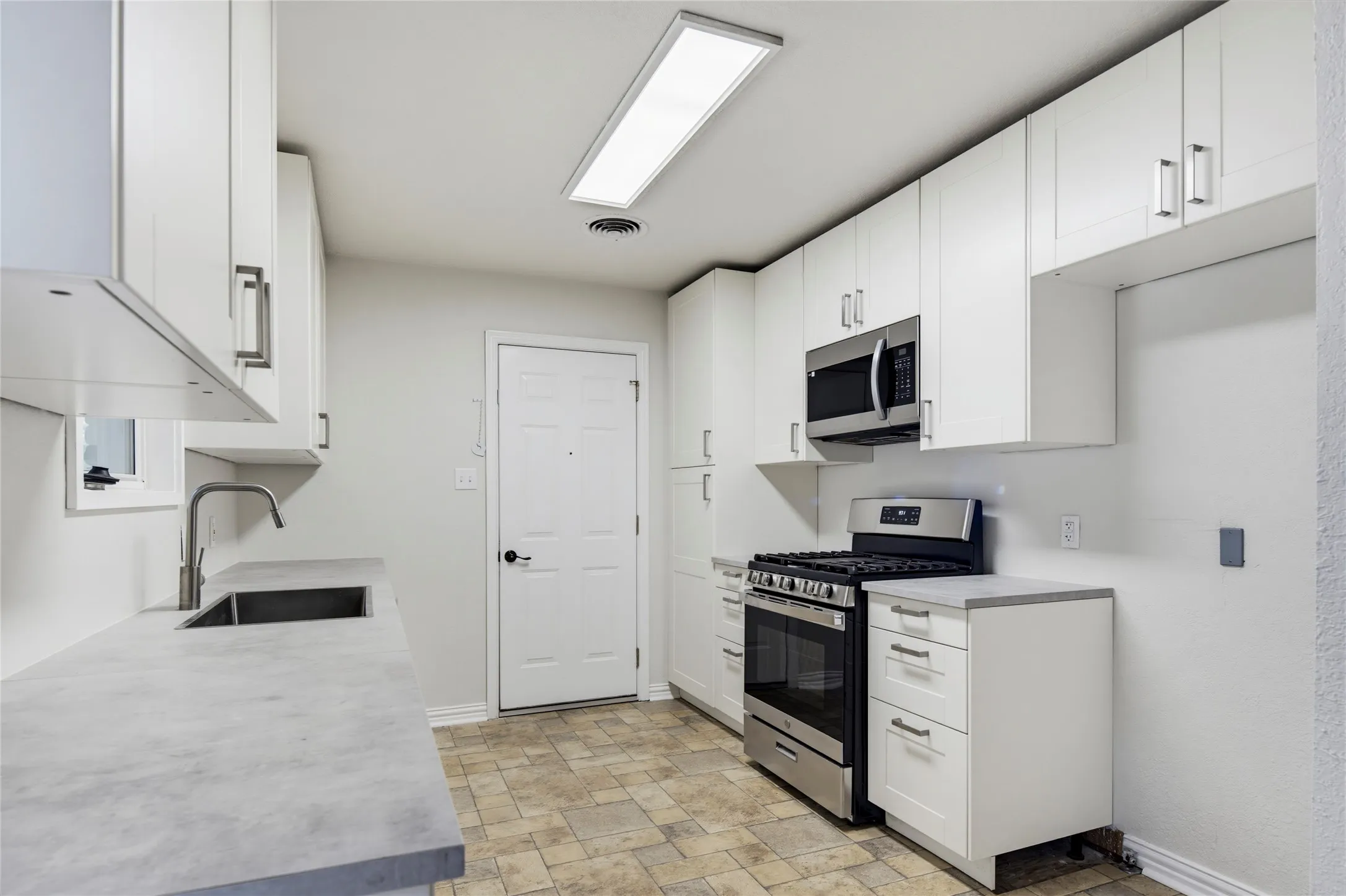 Single Family Residence For Sale in Tarrant County , 4205 Keeter Drive, North Richland Hills, Texas 76180, 3 Bedroom, 2 Bathroom, 2 Garage spaces, 1,588 Sqft, built in 1958, mls#21353916, Real Estate Agent in North Richland Hills, Homes For Sale in Tarrant county, Homes For Sale in North Richland Hills, Realtor in North Richland Hills Texas, Real Estate Brokerage Independent Realty Texas, Luminita Cordes Realtor