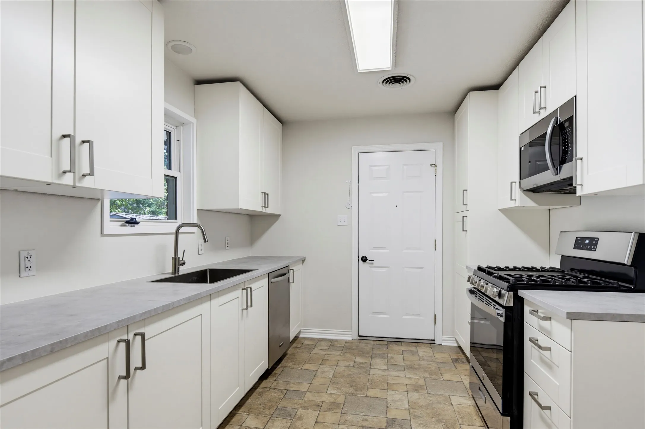 Single Family Residence For Sale in Tarrant County , 4205 Keeter Drive, North Richland Hills, Texas 76180, 3 Bedroom, 2 Bathroom, 2 Garage spaces, 1,588 Sqft, built in 1958, mls#21353916, Real Estate Agent in North Richland Hills, Homes For Sale in Tarrant county, Homes For Sale in North Richland Hills, Realtor in North Richland Hills Texas, Real Estate Brokerage Independent Realty Texas, Luminita Cordes Realtor