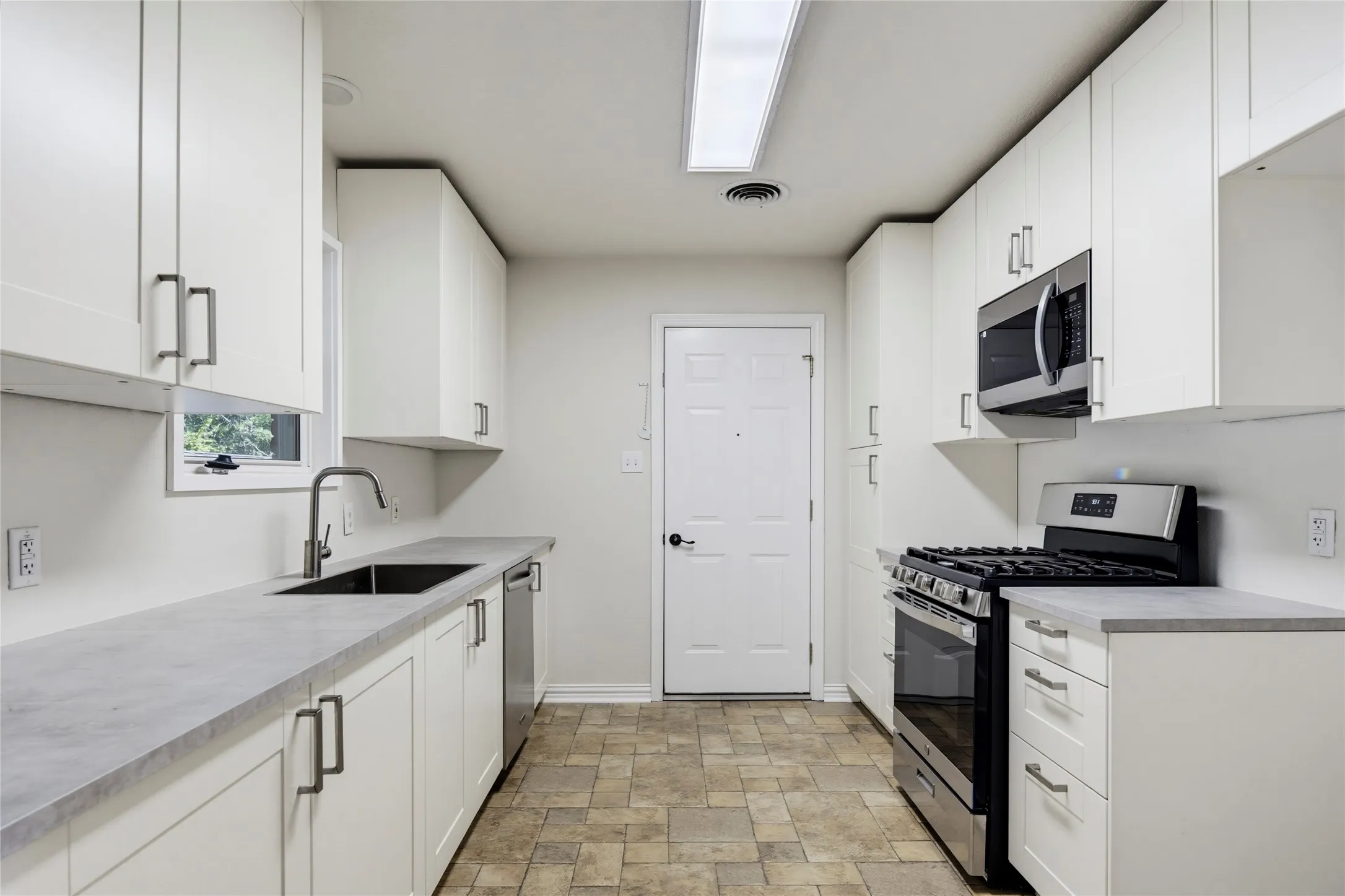 Single Family Residence For Sale in Tarrant County , 4205 Keeter Drive, North Richland Hills, Texas 76180, 3 Bedroom, 2 Bathroom, 2 Garage spaces, 1,588 Sqft, built in 1958, mls#21353916, Real Estate Agent in North Richland Hills, Homes For Sale in Tarrant county, Homes For Sale in North Richland Hills, Realtor in North Richland Hills Texas, Real Estate Brokerage Independent Realty Texas, Luminita Cordes Realtor