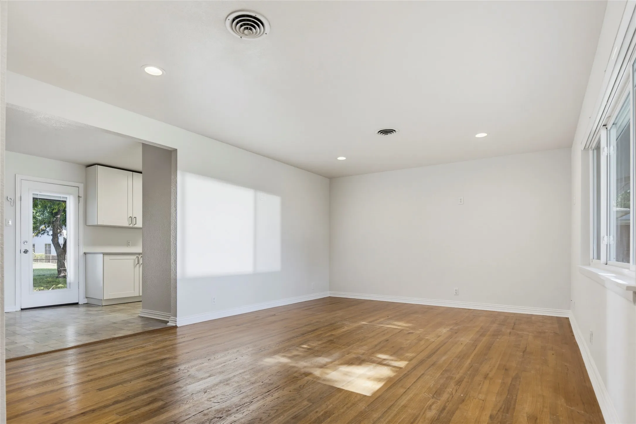 Single Family Residence For Sale in Tarrant County , 4205 Keeter Drive, North Richland Hills, Texas 76180, 3 Bedroom, 2 Bathroom, 2 Garage spaces, 1,588 Sqft, built in 1958, mls#21353916, Real Estate Agent in North Richland Hills, Homes For Sale in Tarrant county, Homes For Sale in North Richland Hills, Realtor in North Richland Hills Texas, Real Estate Brokerage Independent Realty Texas, Luminita Cordes Realtor