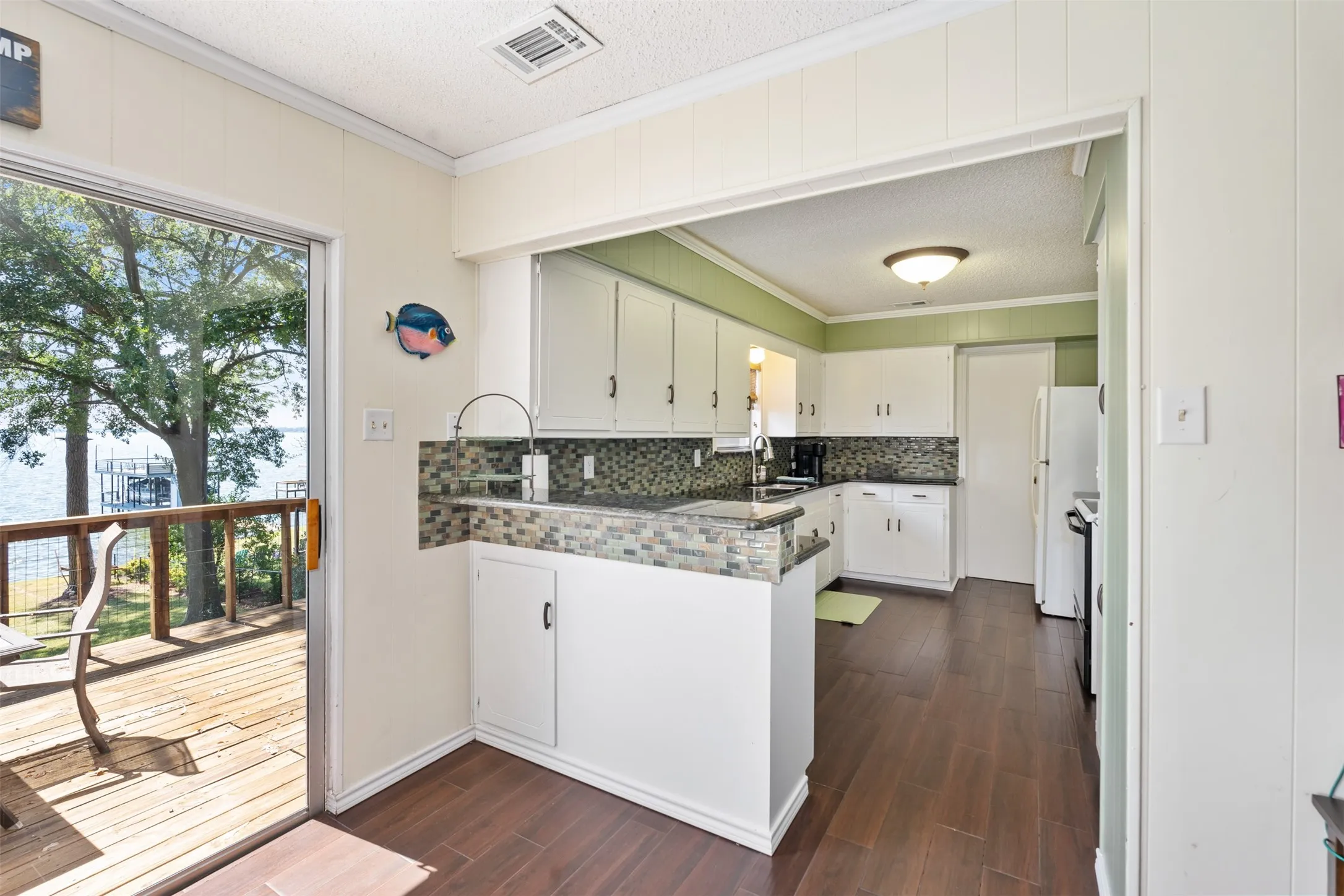 Single Family Residence For Sale in Henderson County , 107 Briarwood Drive, Mabank, Texas 75156, 3 Bedroom, 2 Bathroom, Garage spaces, 1,728 Sqft, built in 1975, mls#21355268, Real Estate Agent in Mabank, Homes For Sale in Henderson county, Homes For Sale in Mabank, Realtor in Mabank Texas, Real Estate Brokerage Independent Realty Texas, Luminita Cordes Realtor