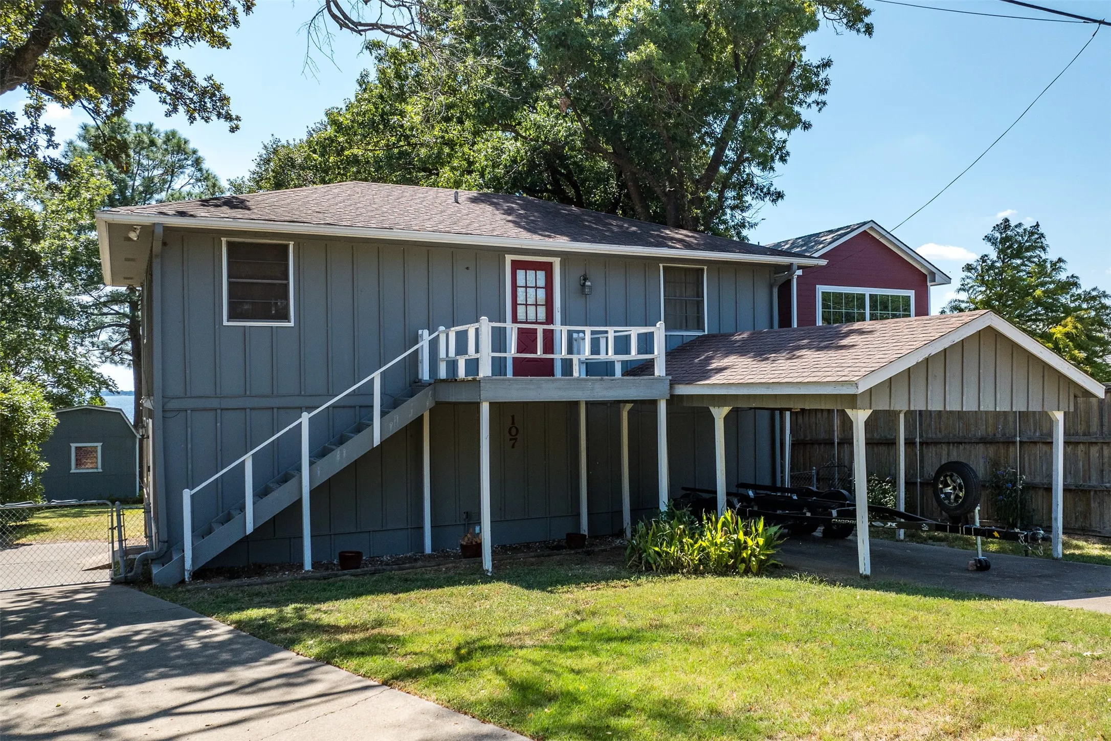 Single Family Residence For Sale in Henderson County , 107 Briarwood Drive, Mabank, Texas 75156, 3 Bedroom, 2 Bathroom, Garage spaces, 1,728 Sqft, built in 1975, mls#21355268, Real Estate Agent in Mabank, Homes For Sale in Henderson county, Homes For Sale in Mabank, Realtor in Mabank Texas, Real Estate Brokerage Independent Realty Texas, Luminita Cordes Realtor