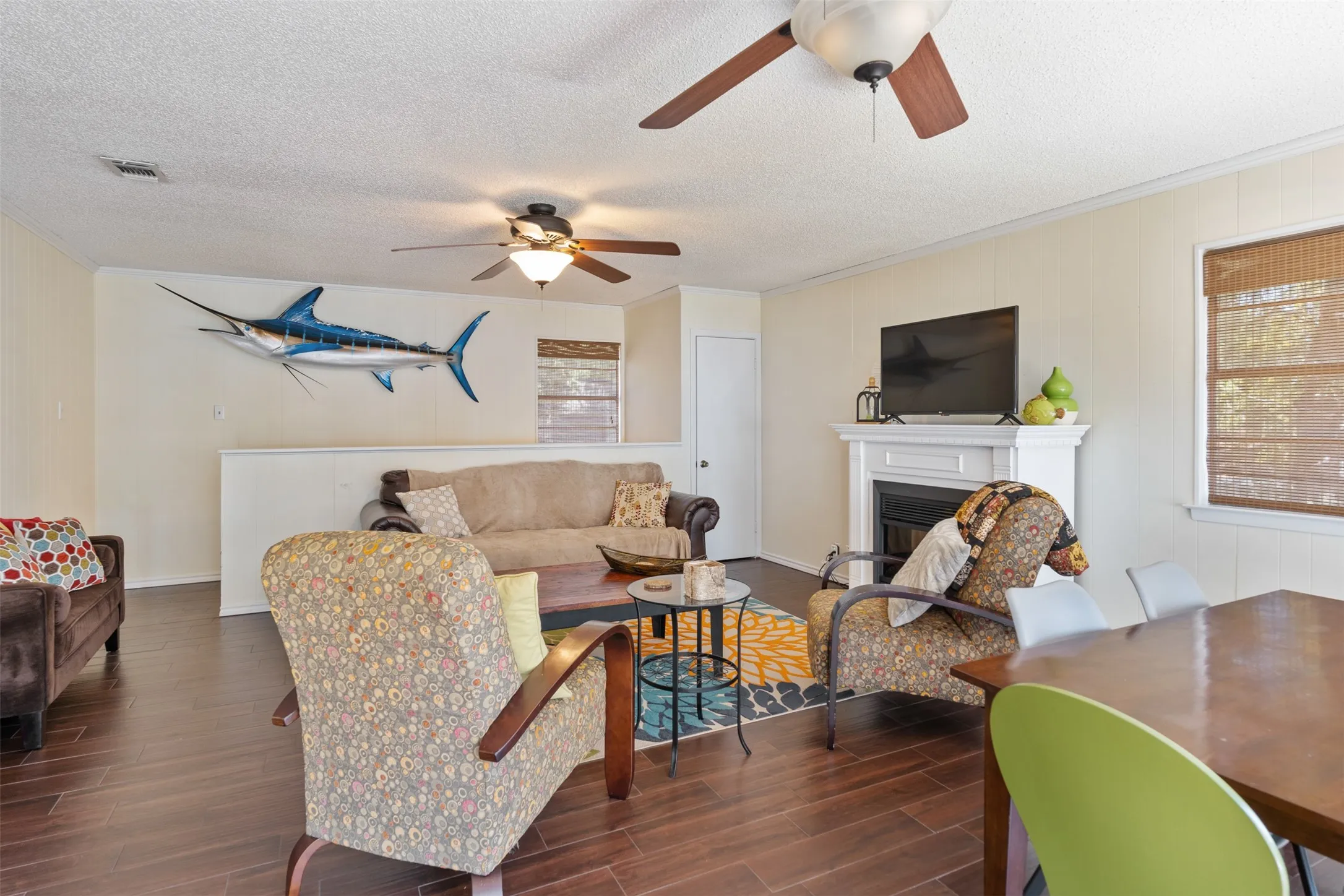 Single Family Residence For Sale in Henderson County , 107 Briarwood Drive, Mabank, Texas 75156, 3 Bedroom, 2 Bathroom, Garage spaces, 1,728 Sqft, built in 1975, mls#21355268, Real Estate Agent in Mabank, Homes For Sale in Henderson county, Homes For Sale in Mabank, Realtor in Mabank Texas, Real Estate Brokerage Independent Realty Texas, Luminita Cordes Realtor