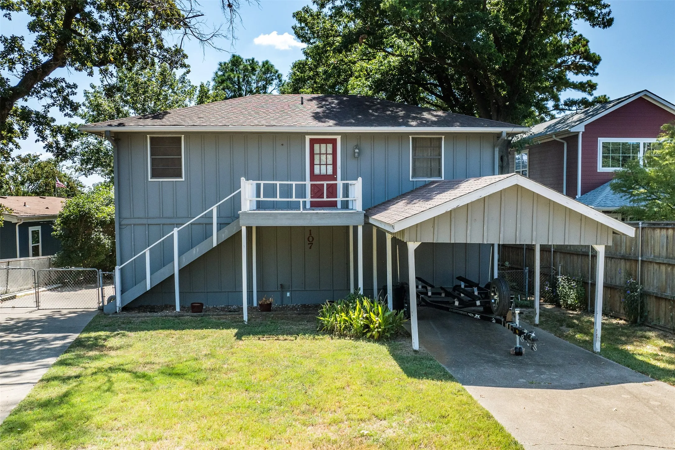Single Family Residence For Sale in Henderson County , 107 Briarwood Drive, Mabank, Texas 75156, 3 Bedroom, 2 Bathroom, Garage spaces, 1,728 Sqft, built in 1975, mls#21355268, Real Estate Agent in Mabank, Homes For Sale in Henderson county, Homes For Sale in Mabank, Realtor in Mabank Texas, Real Estate Brokerage Independent Realty Texas, Luminita Cordes Realtor