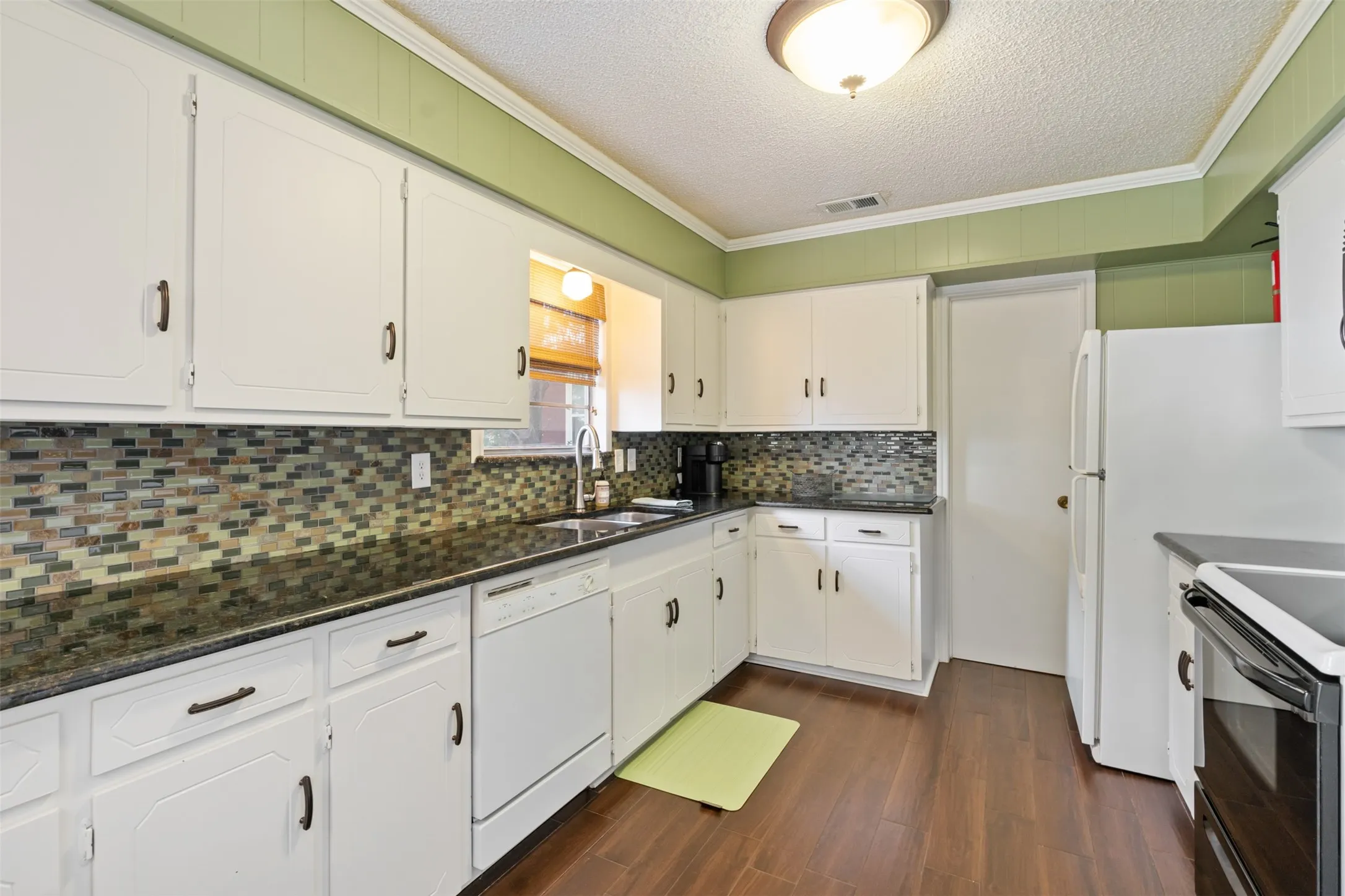Single Family Residence For Sale in Henderson County , 107 Briarwood Drive, Mabank, Texas 75156, 3 Bedroom, 2 Bathroom, Garage spaces, 1,728 Sqft, built in 1975, mls#21355268, Real Estate Agent in Mabank, Homes For Sale in Henderson county, Homes For Sale in Mabank, Realtor in Mabank Texas, Real Estate Brokerage Independent Realty Texas, Luminita Cordes Realtor