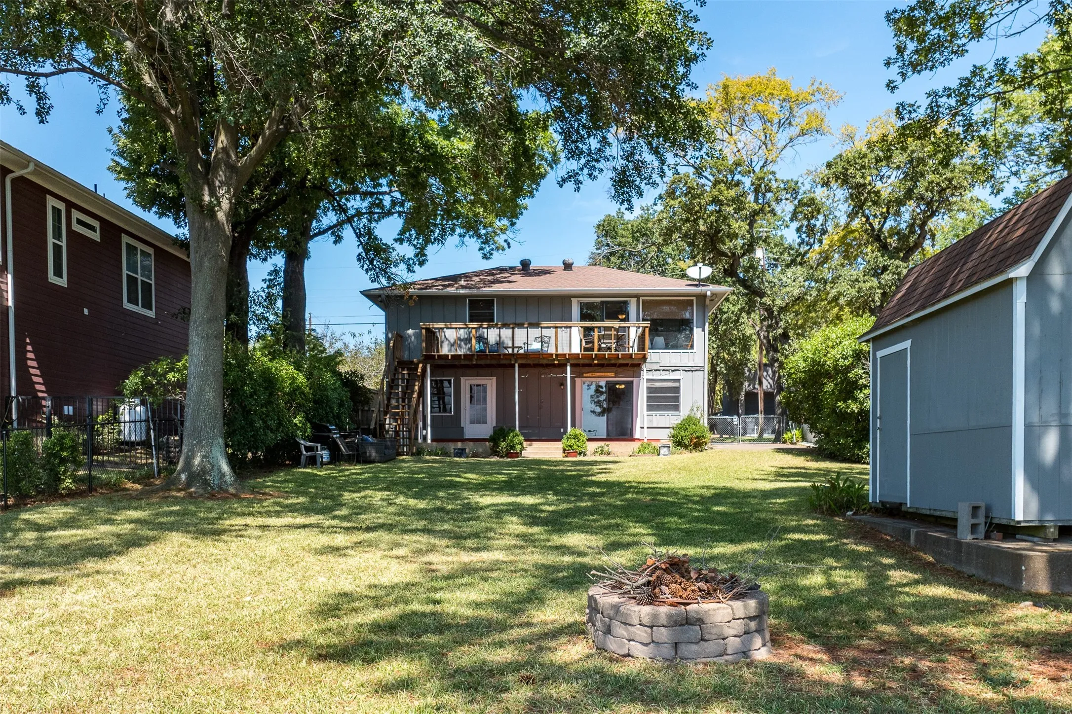 Single Family Residence For Sale in Henderson County , 107 Briarwood Drive, Mabank, Texas 75156, 3 Bedroom, 2 Bathroom, Garage spaces, 1,728 Sqft, built in 1975, mls#21355268, Real Estate Agent in Mabank, Homes For Sale in Henderson county, Homes For Sale in Mabank, Realtor in Mabank Texas, Real Estate Brokerage Independent Realty Texas, Luminita Cordes Realtor