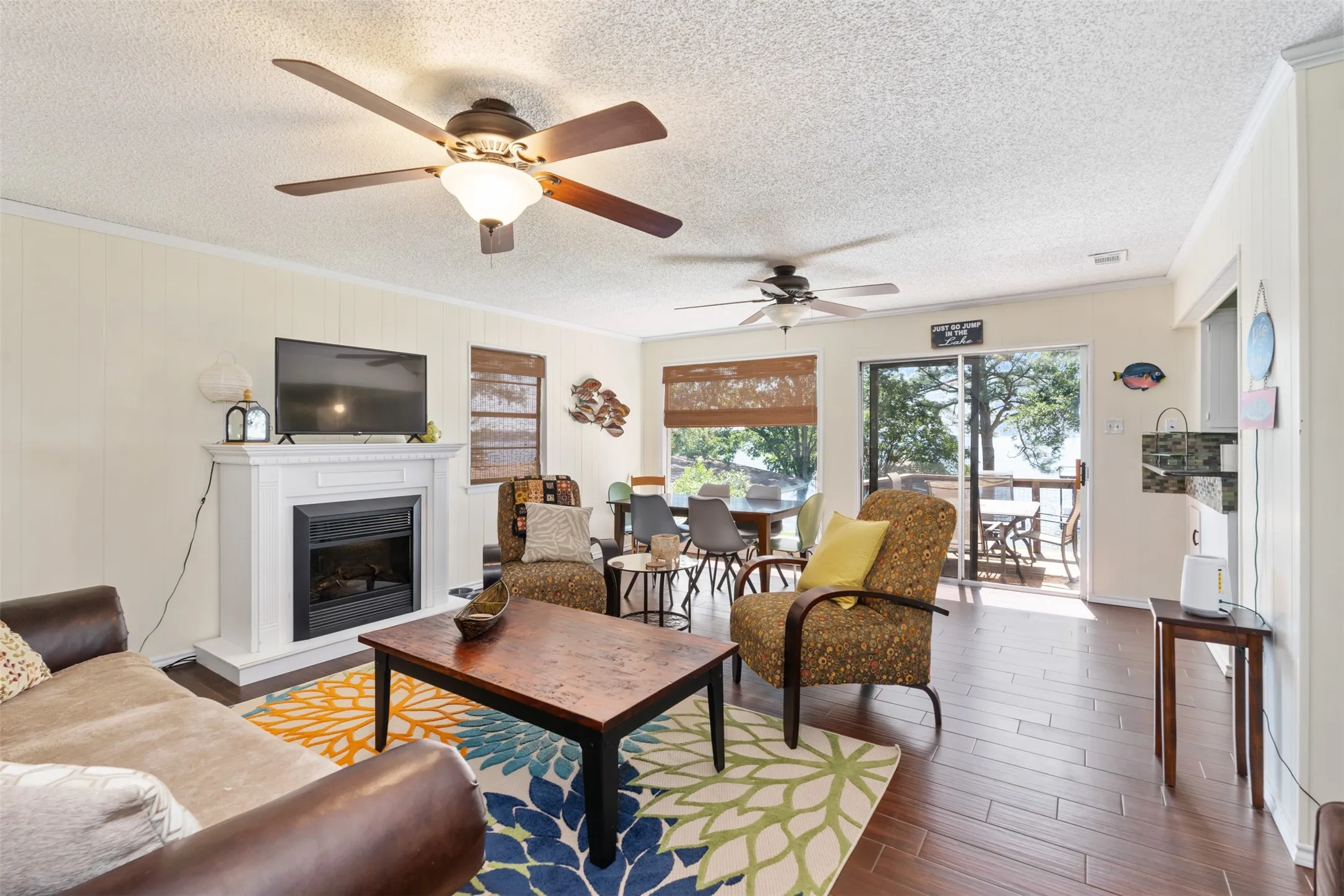 Single Family Residence For Sale in Henderson County , 107 Briarwood Drive, Mabank, Texas 75156, 3 Bedroom, 2 Bathroom, Garage spaces, 1,728 Sqft, built in 1975, mls#21355268, Real Estate Agent in Mabank, Homes For Sale in Henderson county, Homes For Sale in Mabank, Realtor in Mabank Texas, Real Estate Brokerage Independent Realty Texas, Luminita Cordes Realtor