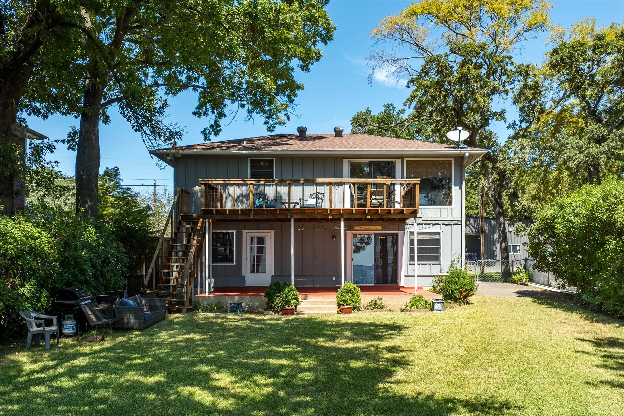 Single Family Residence For Sale in Henderson County , 107 Briarwood Drive, Mabank, Texas 75156, 3 Bedroom, 2 Bathroom, Garage spaces, 1,728 Sqft, built in 1975, mls#21355268, Real Estate Agent in Mabank, Homes For Sale in Henderson county, Homes For Sale in Mabank, Realtor in Mabank Texas, Real Estate Brokerage Independent Realty Texas, Luminita Cordes Realtor