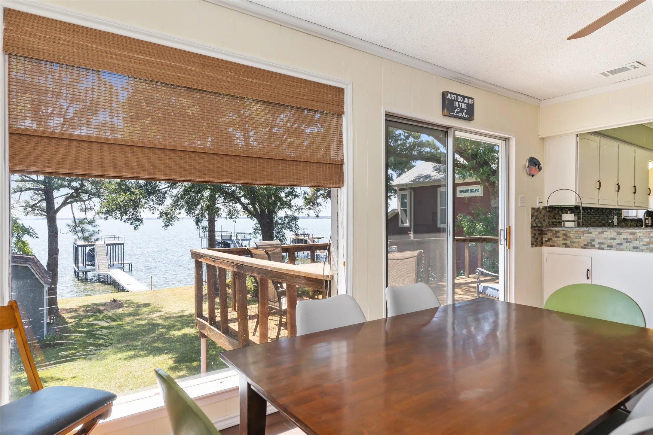 Single Family Residence For Sale in Henderson County , 107 Briarwood Drive, Mabank, Texas 75156, 3 Bedroom, 2 Bathroom, Garage spaces, 1,728 Sqft, built in 1975, mls#21355268, Real Estate Agent in Mabank, Homes For Sale in Henderson county, Homes For Sale in Mabank, Realtor in Mabank Texas, Real Estate Brokerage Independent Realty Texas, Luminita Cordes Realtor