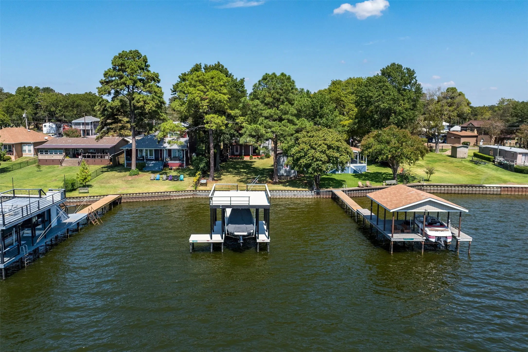 Single Family Residence For Sale in Henderson County , 107 Briarwood Drive, Mabank, Texas 75156, 3 Bedroom, 2 Bathroom, Garage spaces, 1,728 Sqft, built in 1975, mls#21355268, Real Estate Agent in Mabank, Homes For Sale in Henderson county, Homes For Sale in Mabank, Realtor in Mabank Texas, Real Estate Brokerage Independent Realty Texas, Luminita Cordes Realtor