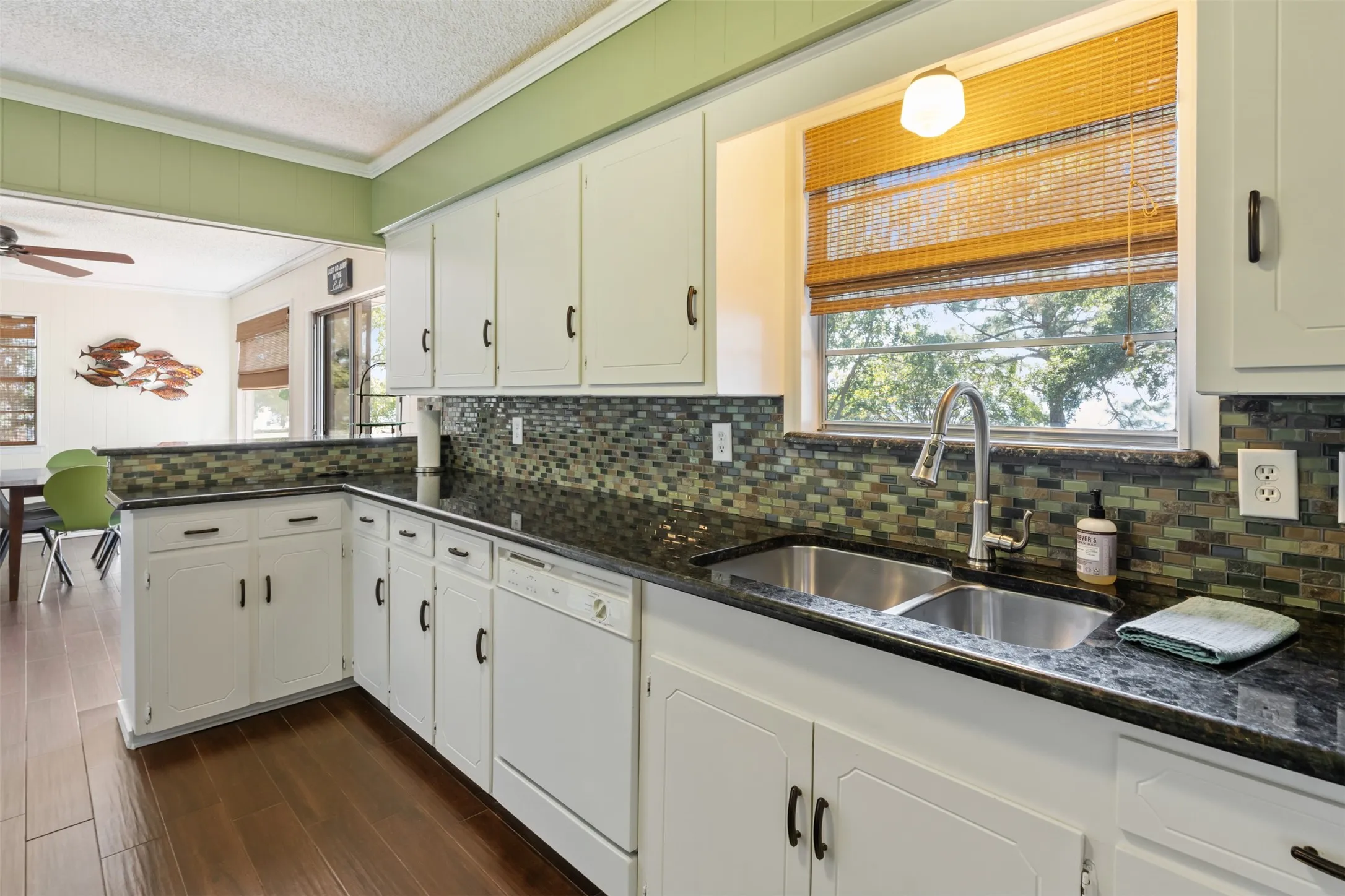 Single Family Residence For Sale in Henderson County , 107 Briarwood Drive, Mabank, Texas 75156, 3 Bedroom, 2 Bathroom, Garage spaces, 1,728 Sqft, built in 1975, mls#21355268, Real Estate Agent in Mabank, Homes For Sale in Henderson county, Homes For Sale in Mabank, Realtor in Mabank Texas, Real Estate Brokerage Independent Realty Texas, Luminita Cordes Realtor